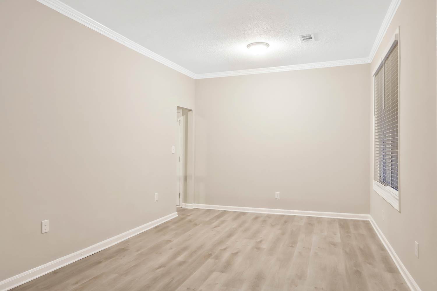 3382 Saxony Way photo 2