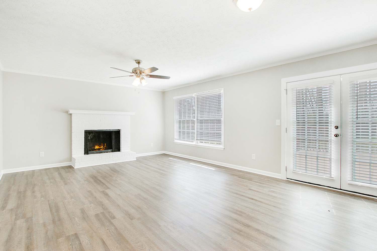 3492 Hollow Tree Dr photo 4