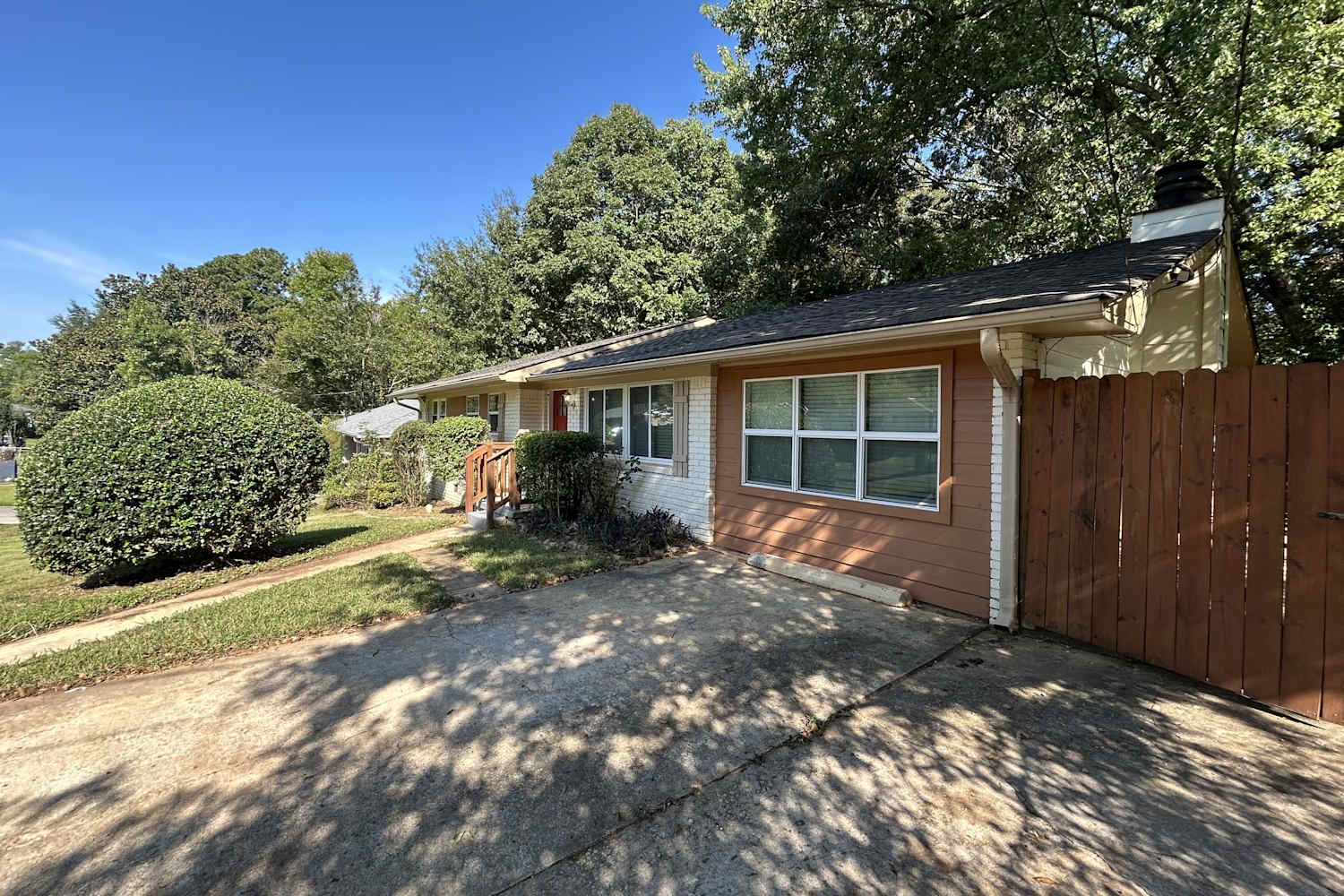 3237 Tulip Dr photo 2