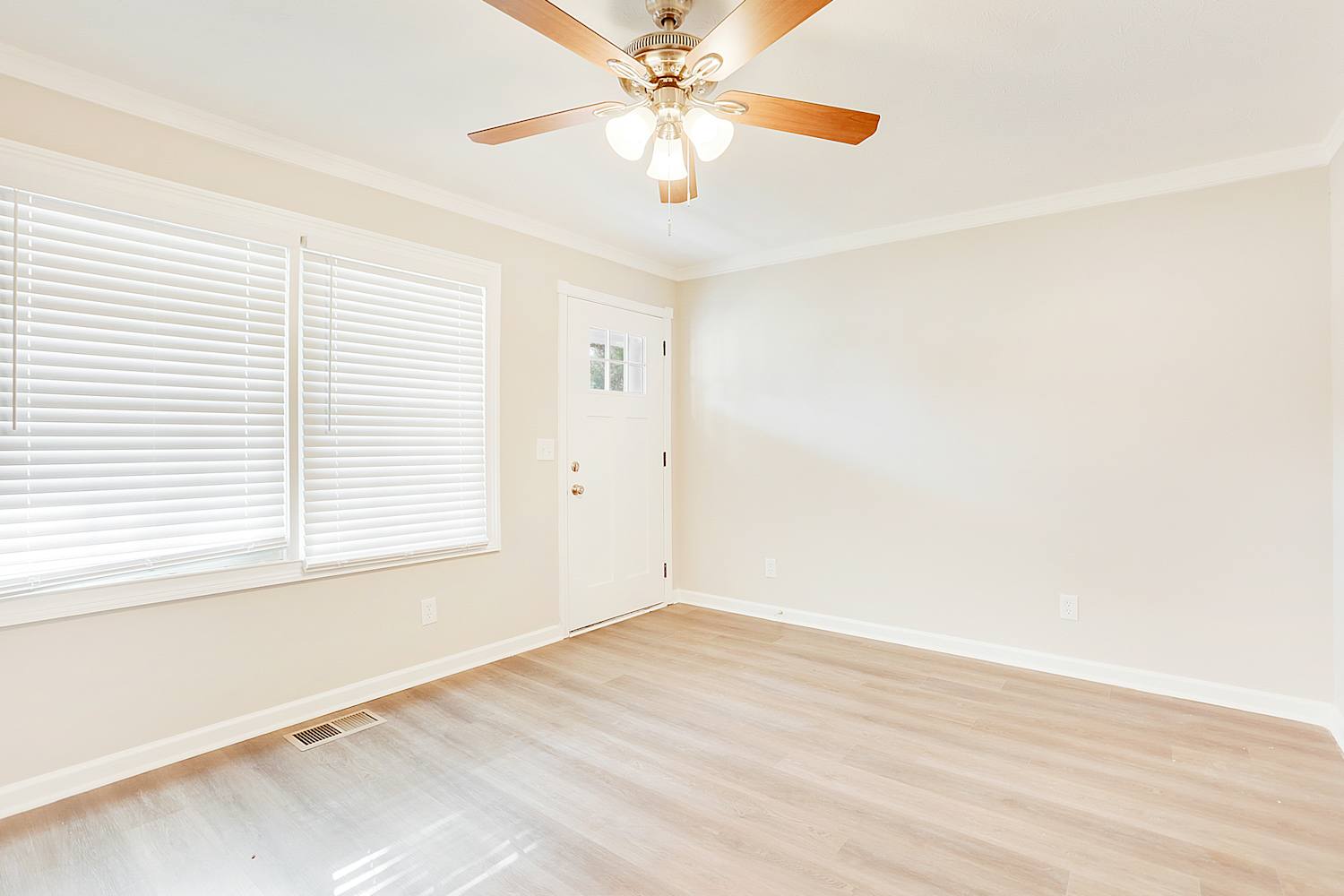 116 Rosewood Dr photo 4
