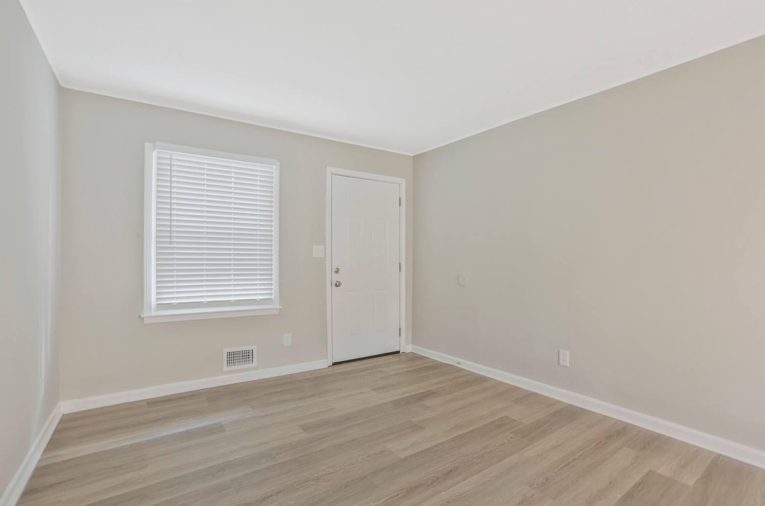 2155 Venesa Cir photo 5
