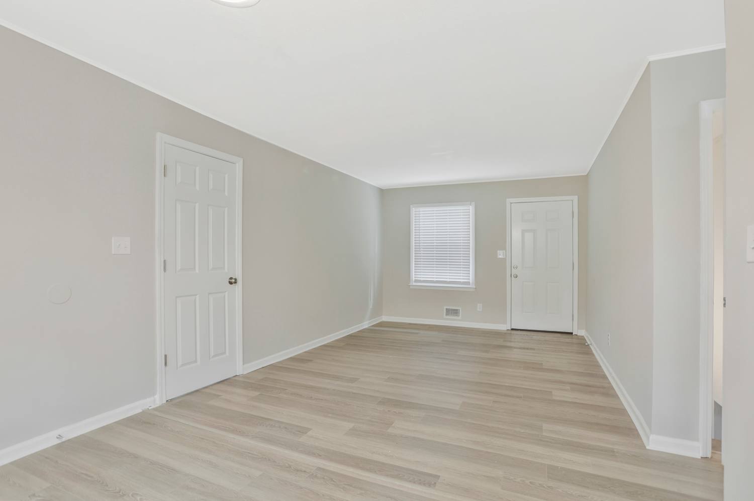 2155 Venesa Cir photo 4