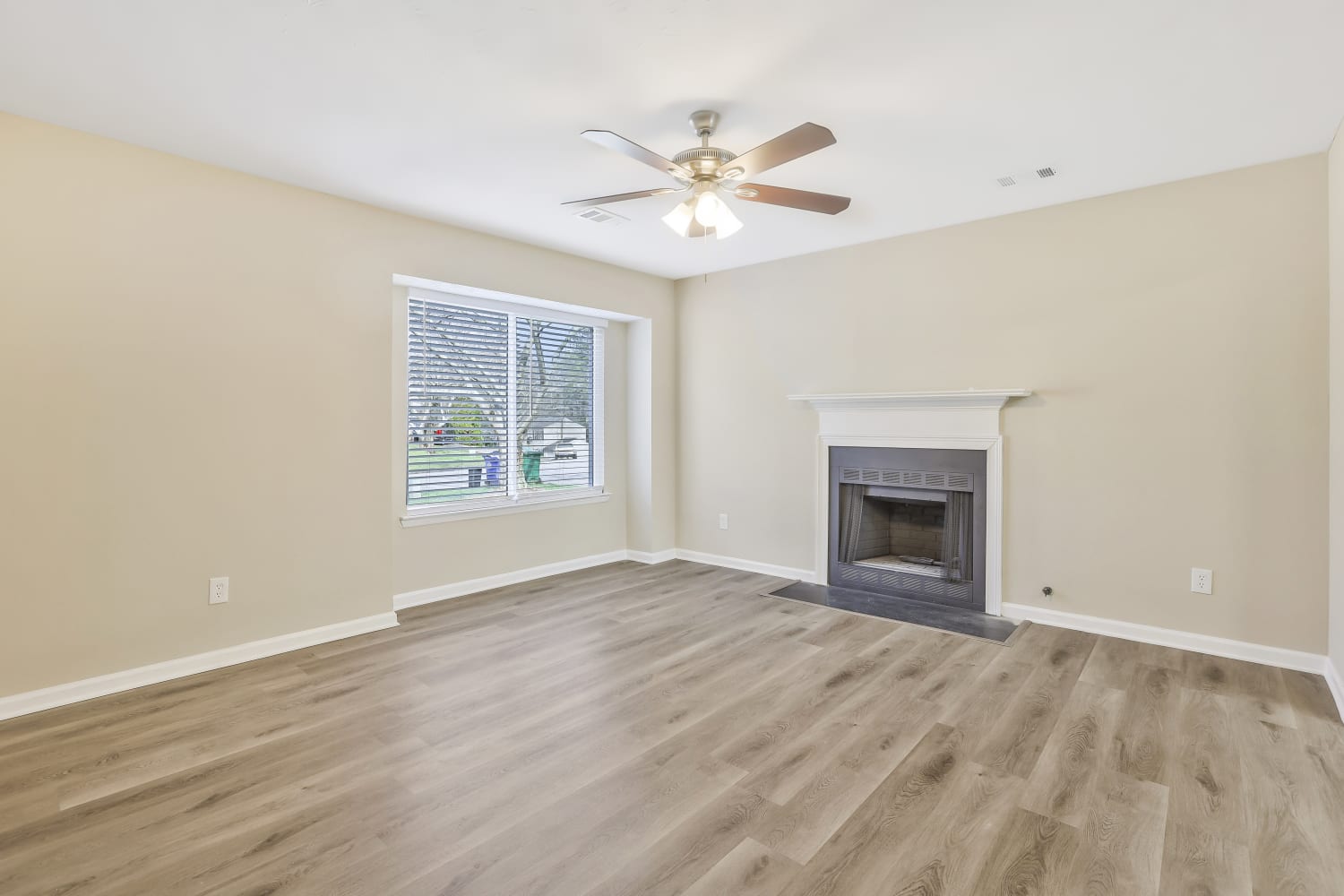 610 Woodcrest Manor Dr photo 2