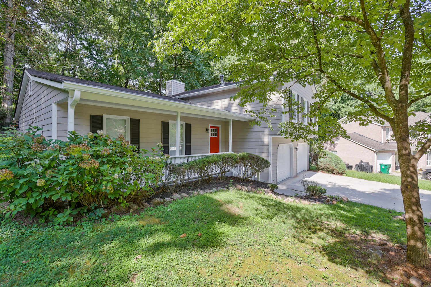 690 Greenhedge Dr photo 2