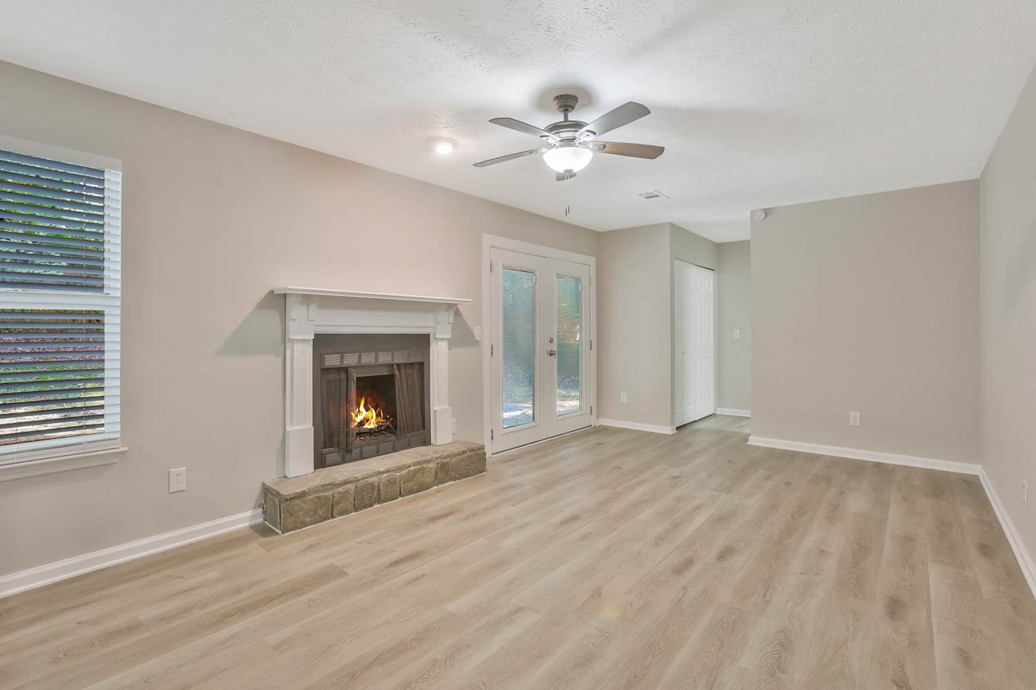690 Greenhedge Dr photo 3