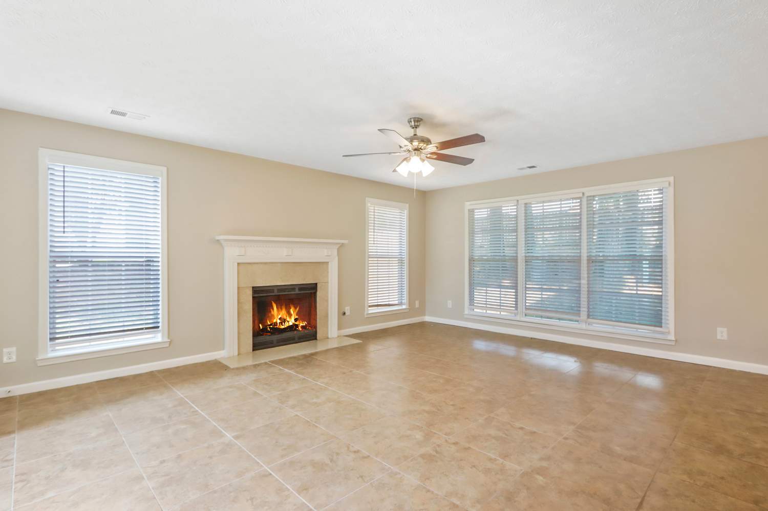 1915 Stoneoak Cir photo 4