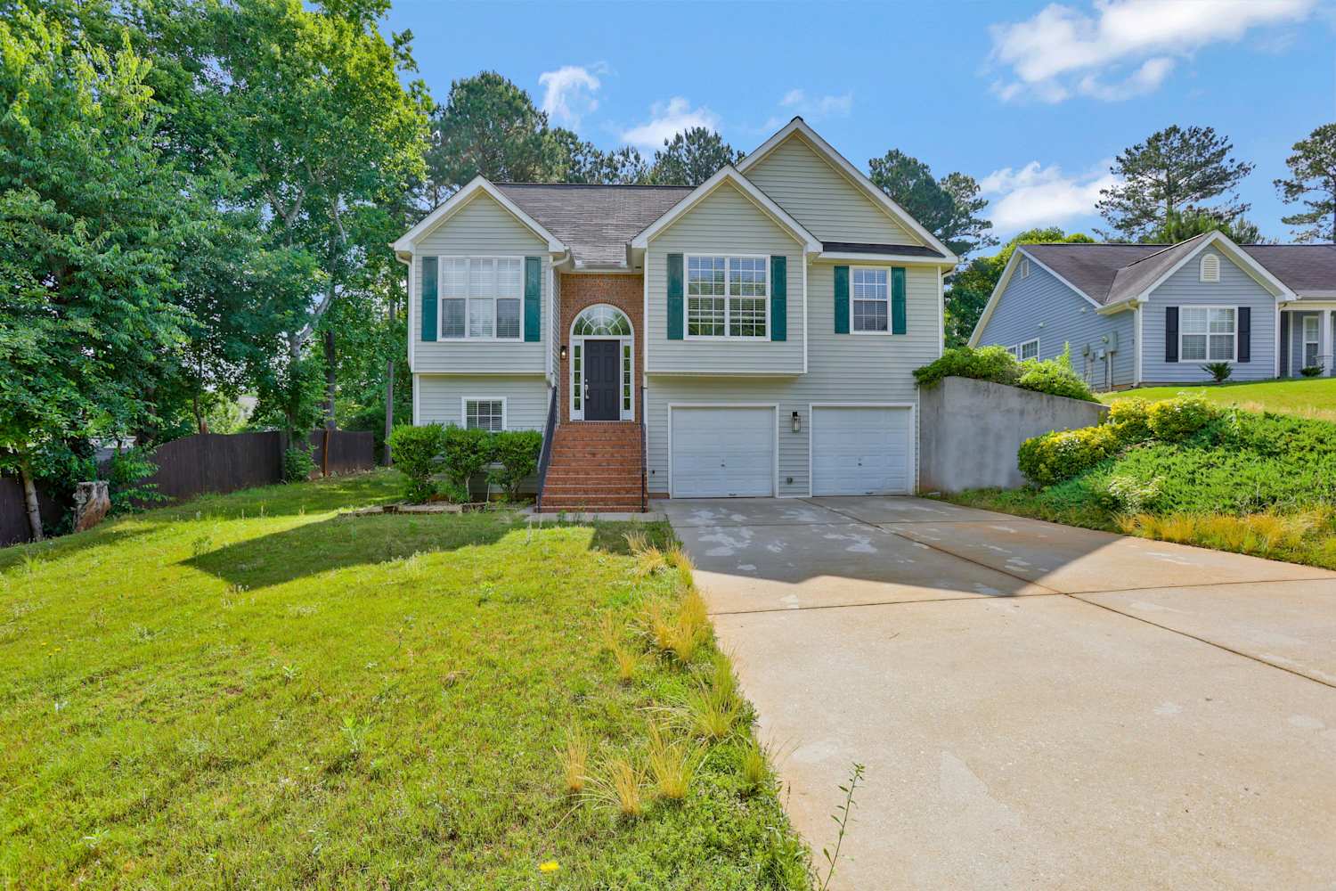 352 The Gables Dr photo 2