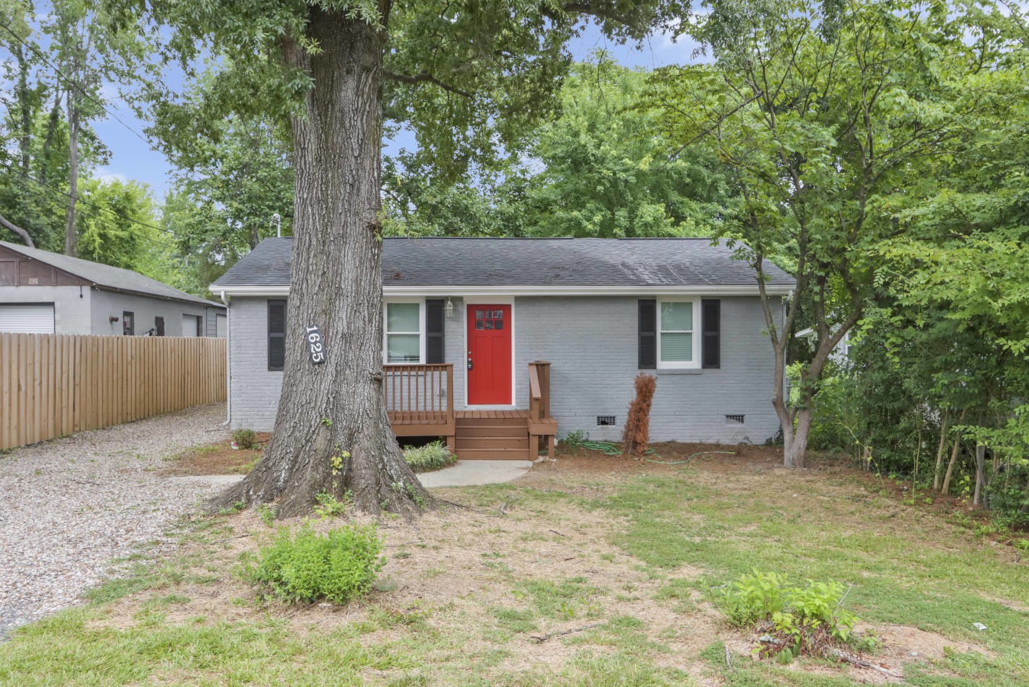 1625 Finchley Dr photo 2