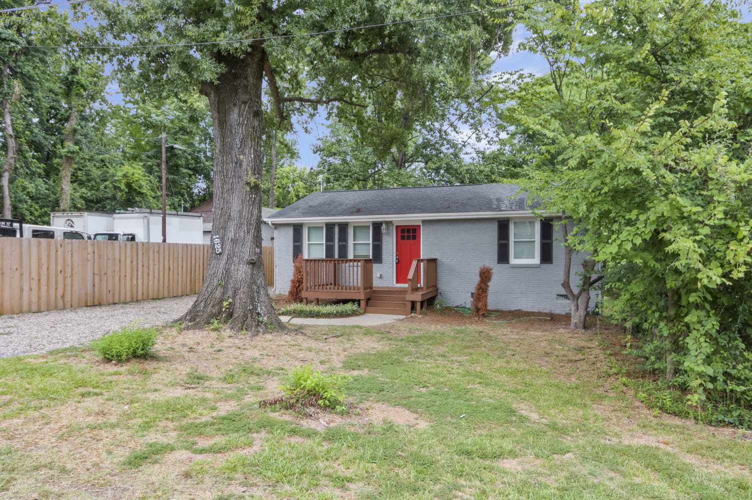 1625 Finchley Dr photo 3