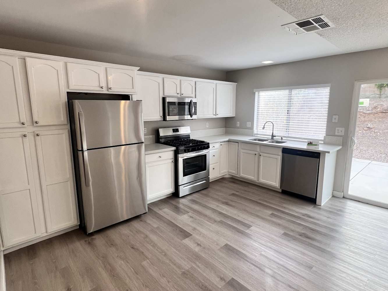 214 Appian Way photo 3
