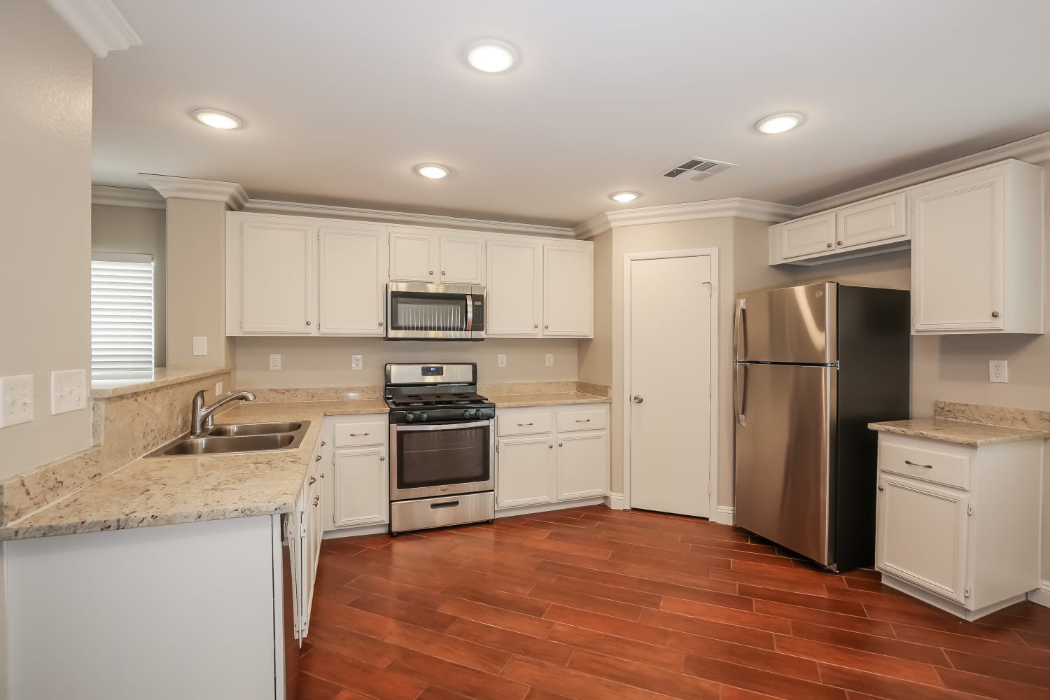 8392 Bismark Sapphire Street photo 4