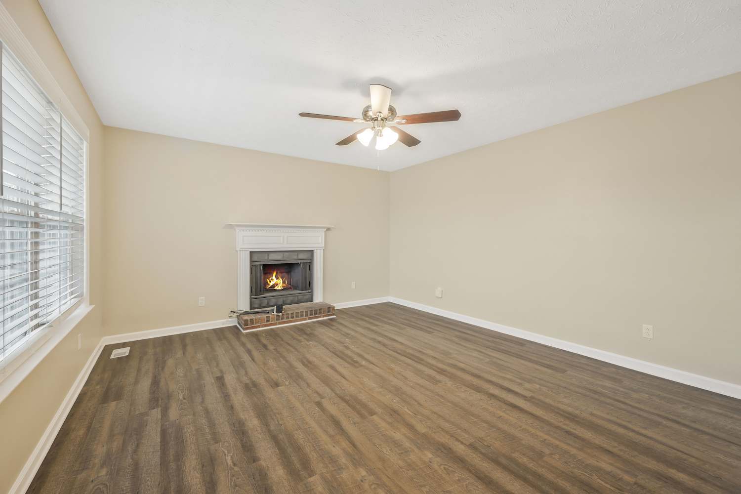 4728 Greystone St photo 4