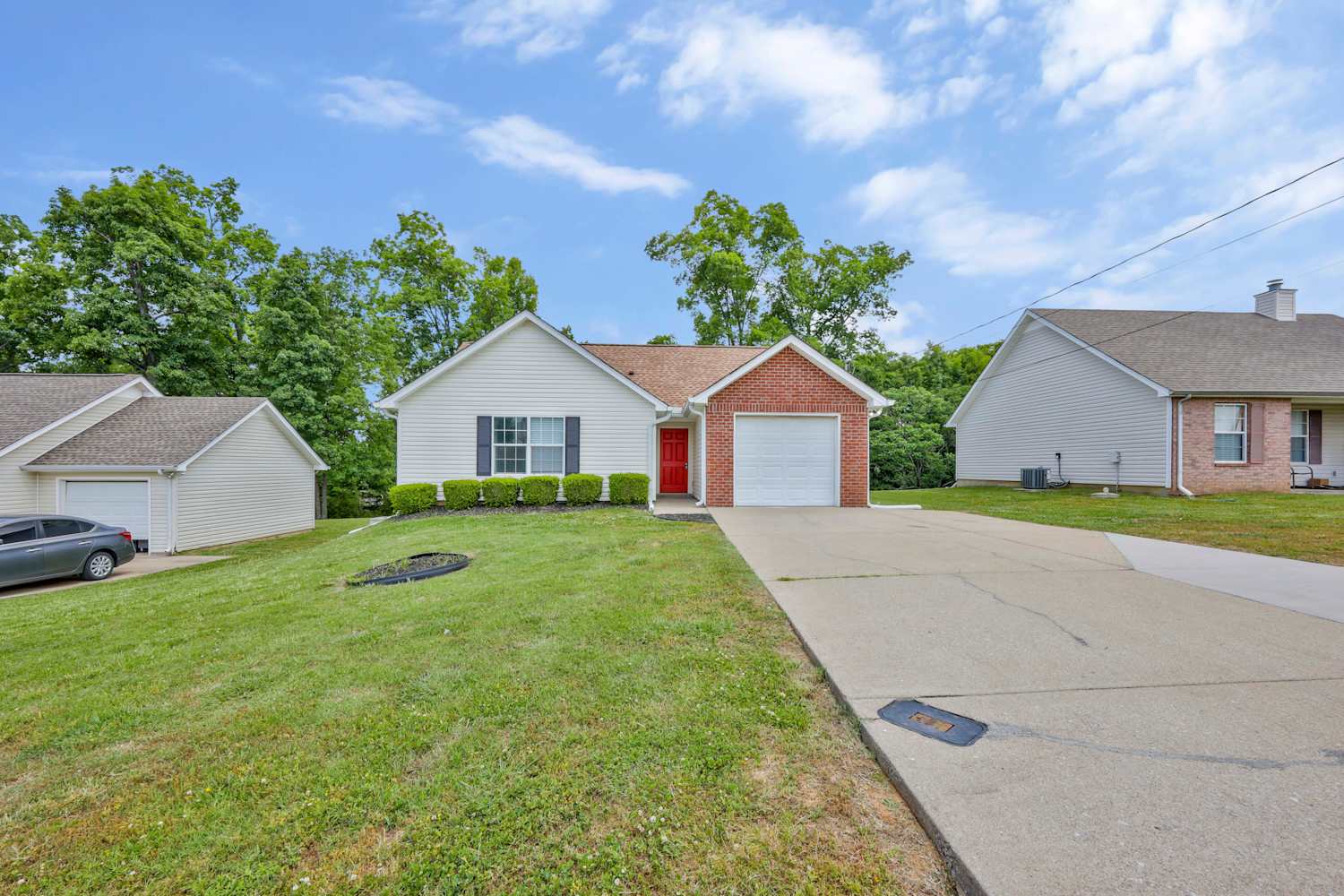1304 Lyndsey Ridge Dr photo 2