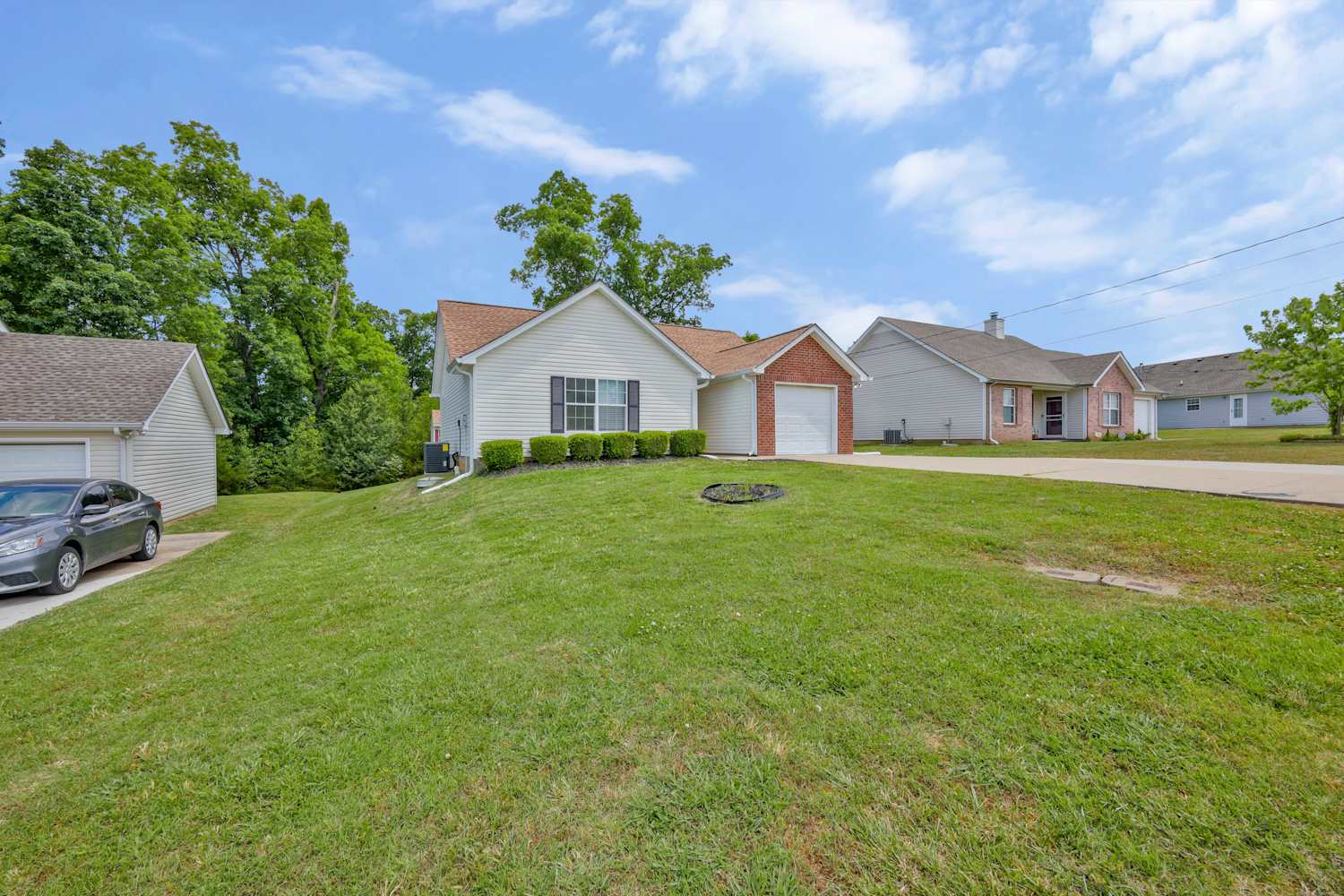 1304 Lyndsey Ridge Dr photo 3