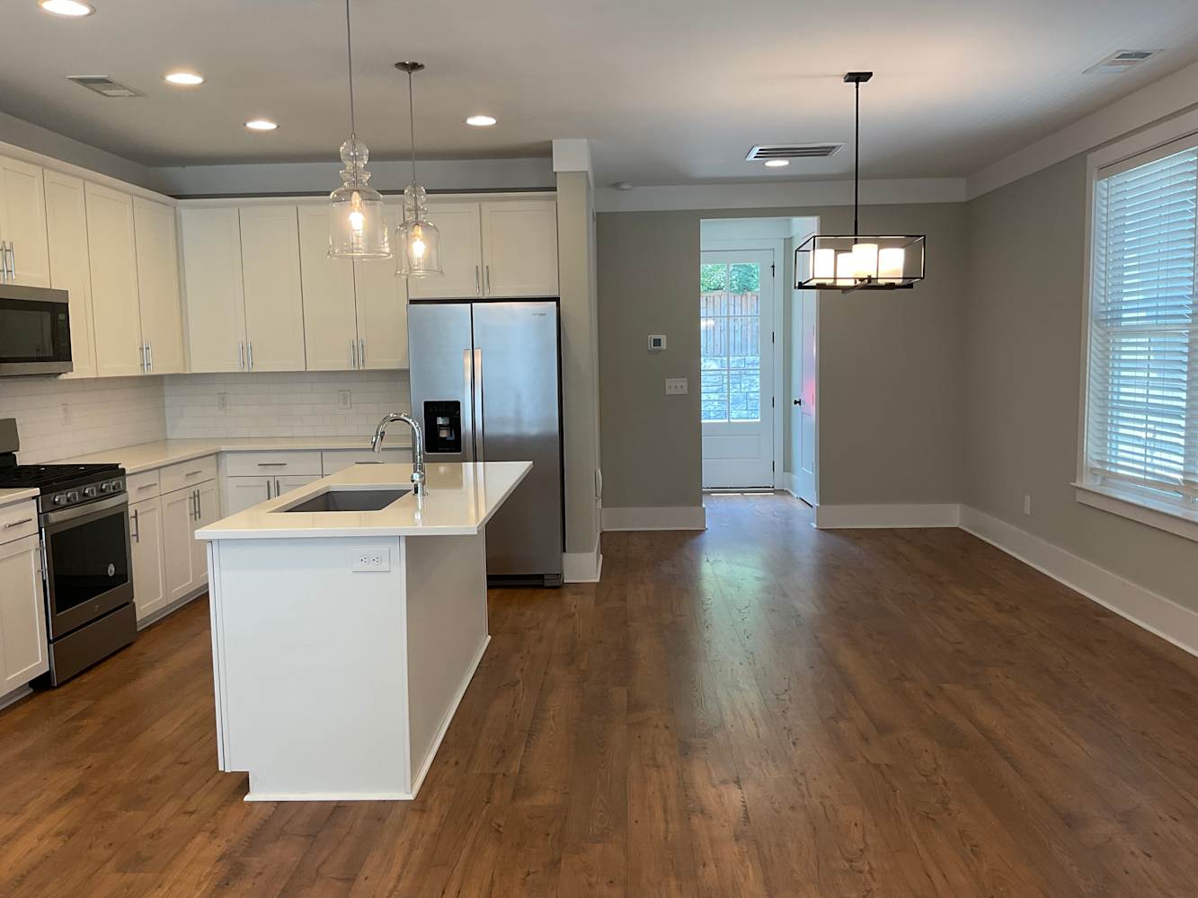 647 Vernon Ave photo 4