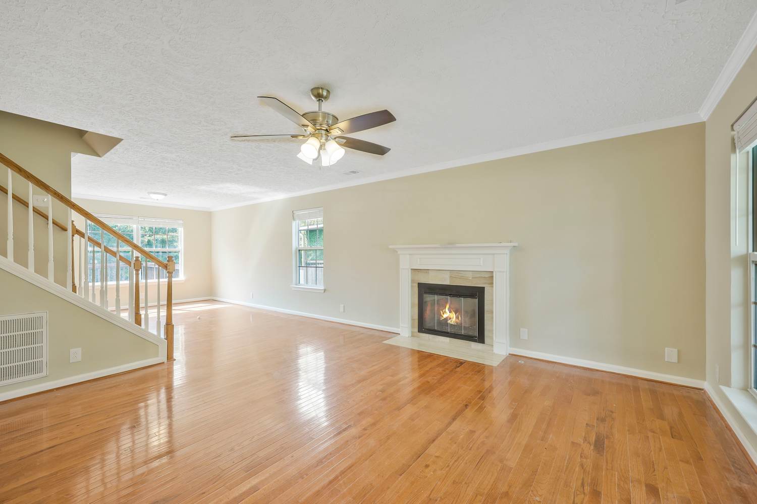 2937 Riverbend Dr photo 2