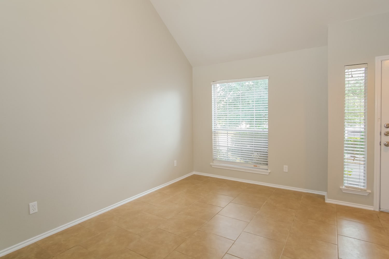 14820 Lipton Lane photo 2