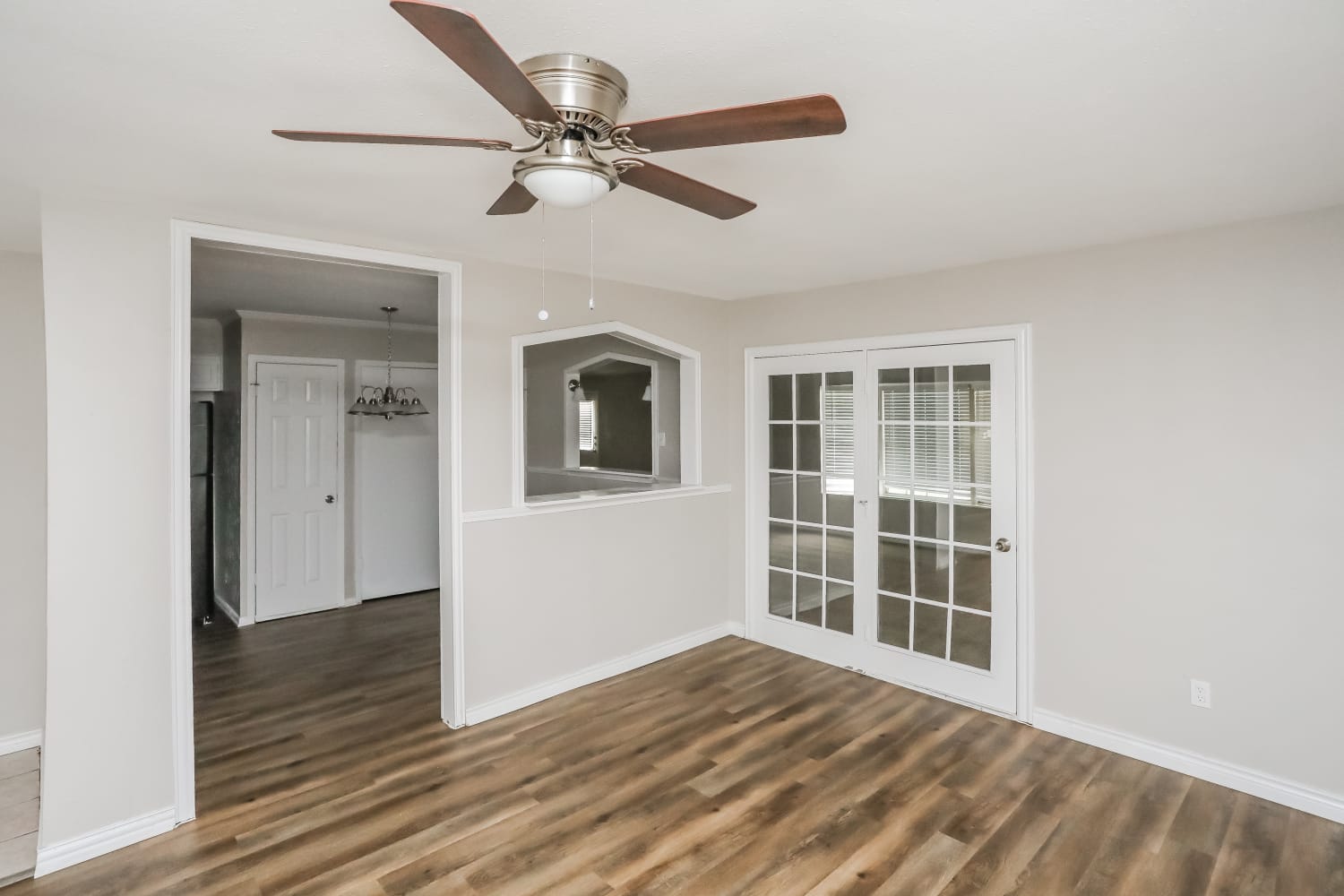 1613 Willowbrook St photo 3