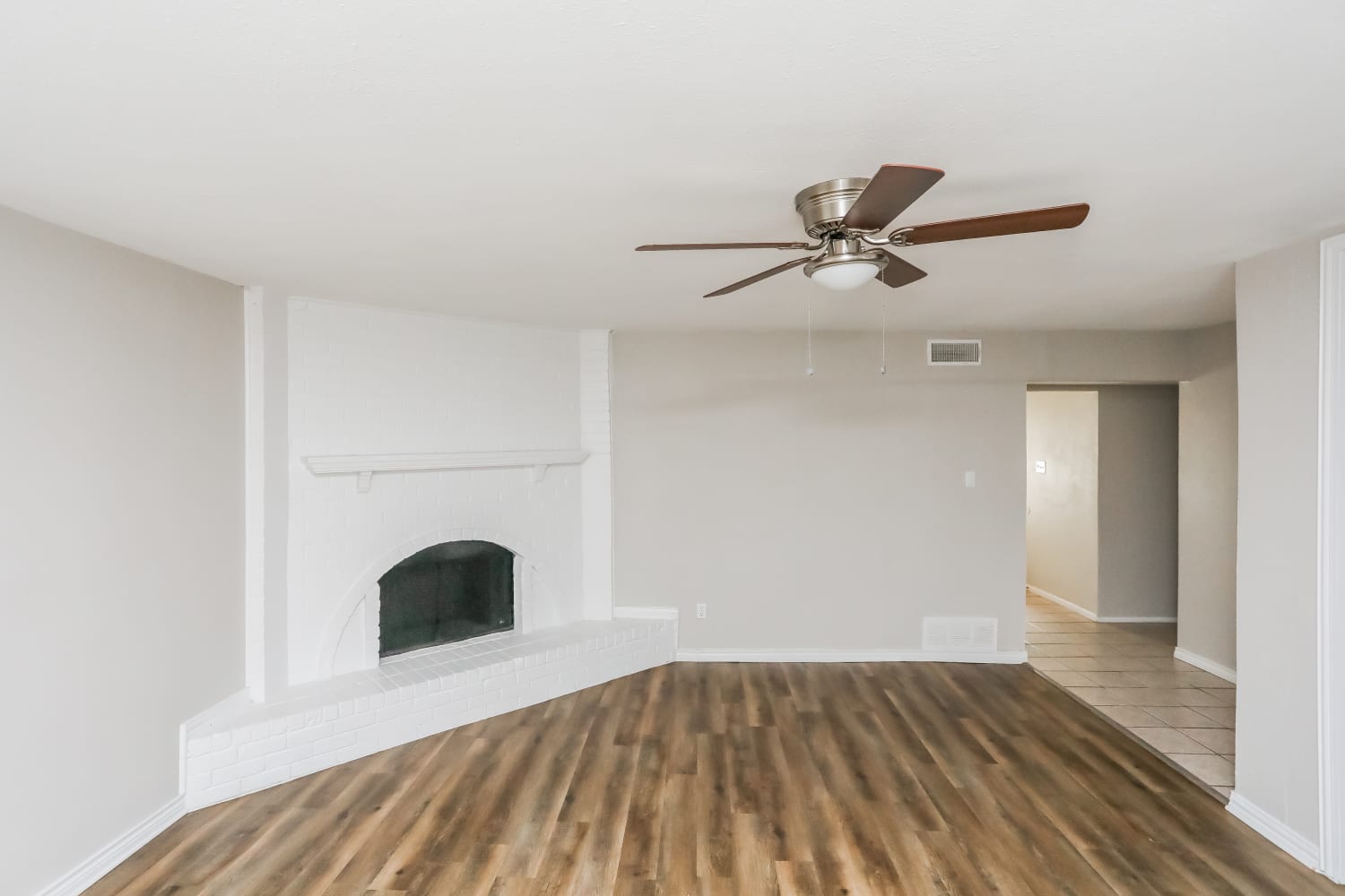 1613 Willowbrook St photo 2