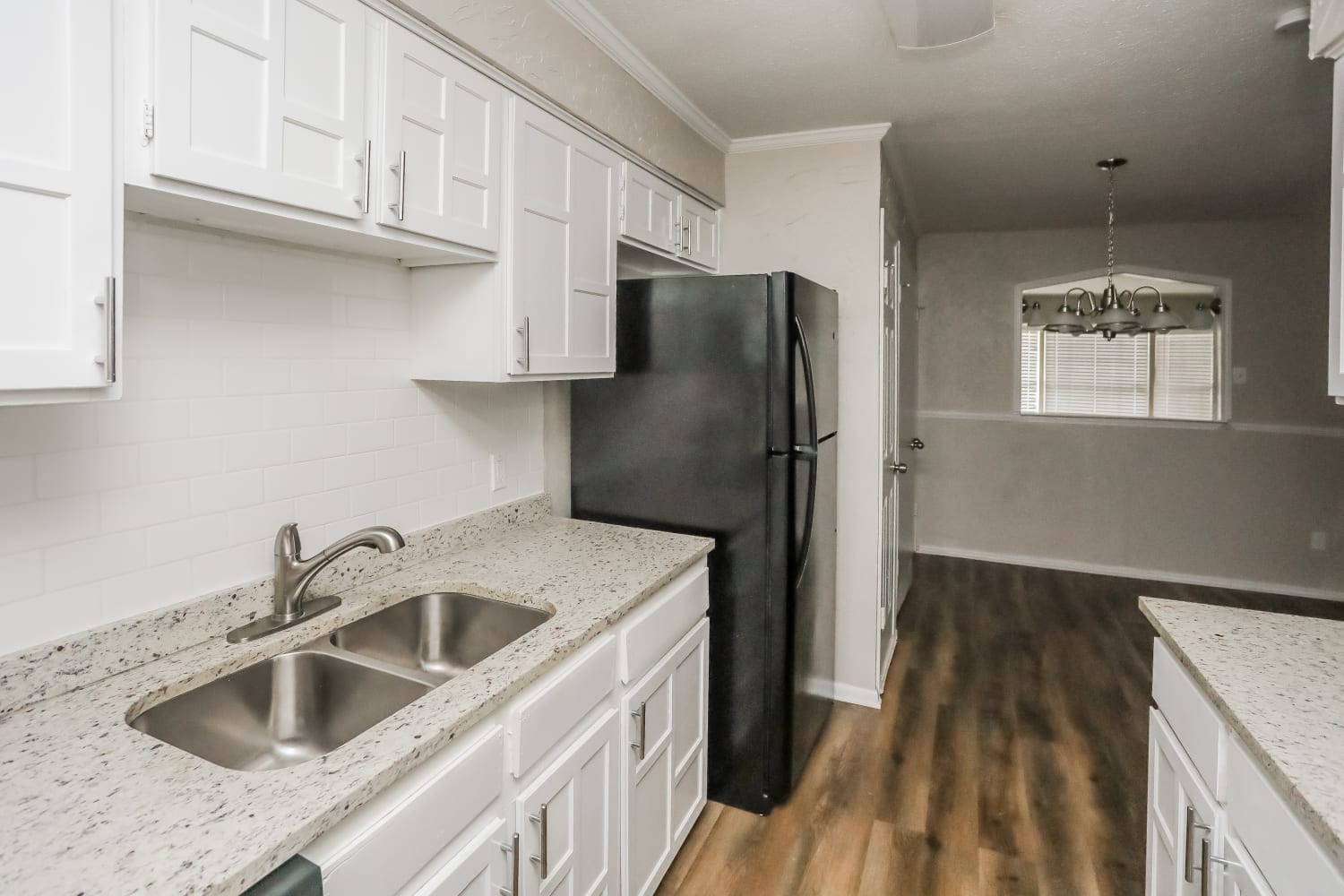 1613 Willowbrook St photo 5