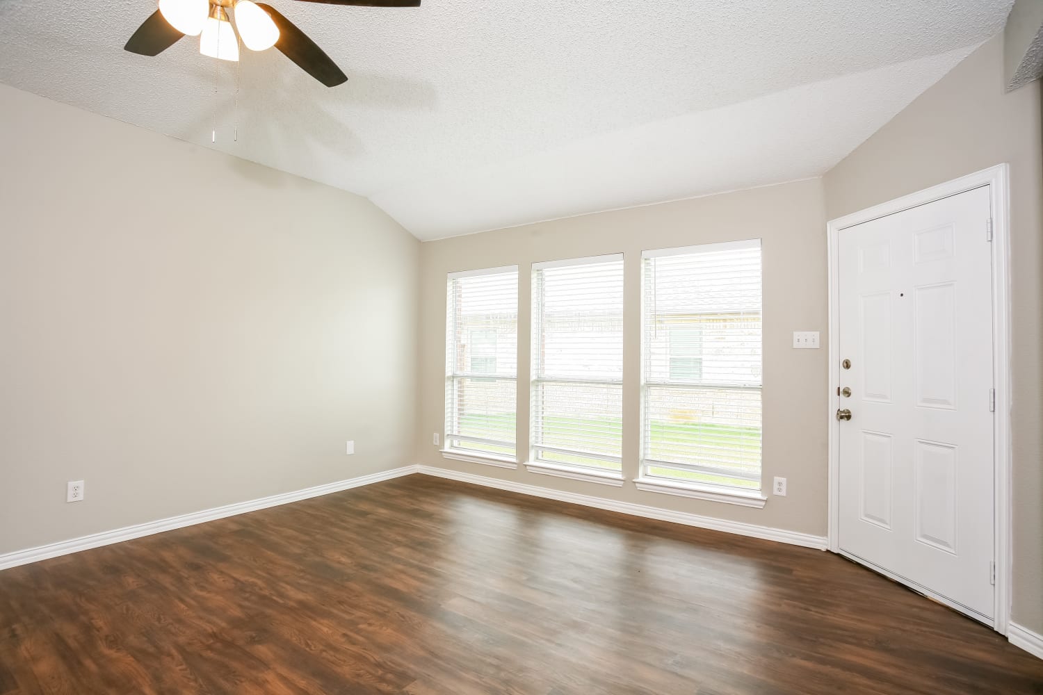 1047 Waterview Dr photo 2