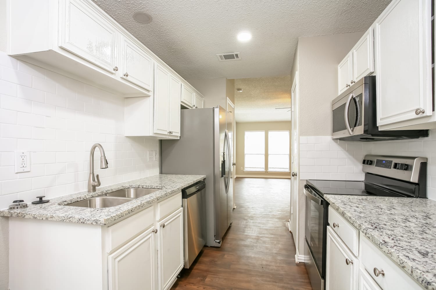 1047 Waterview Dr photo 4