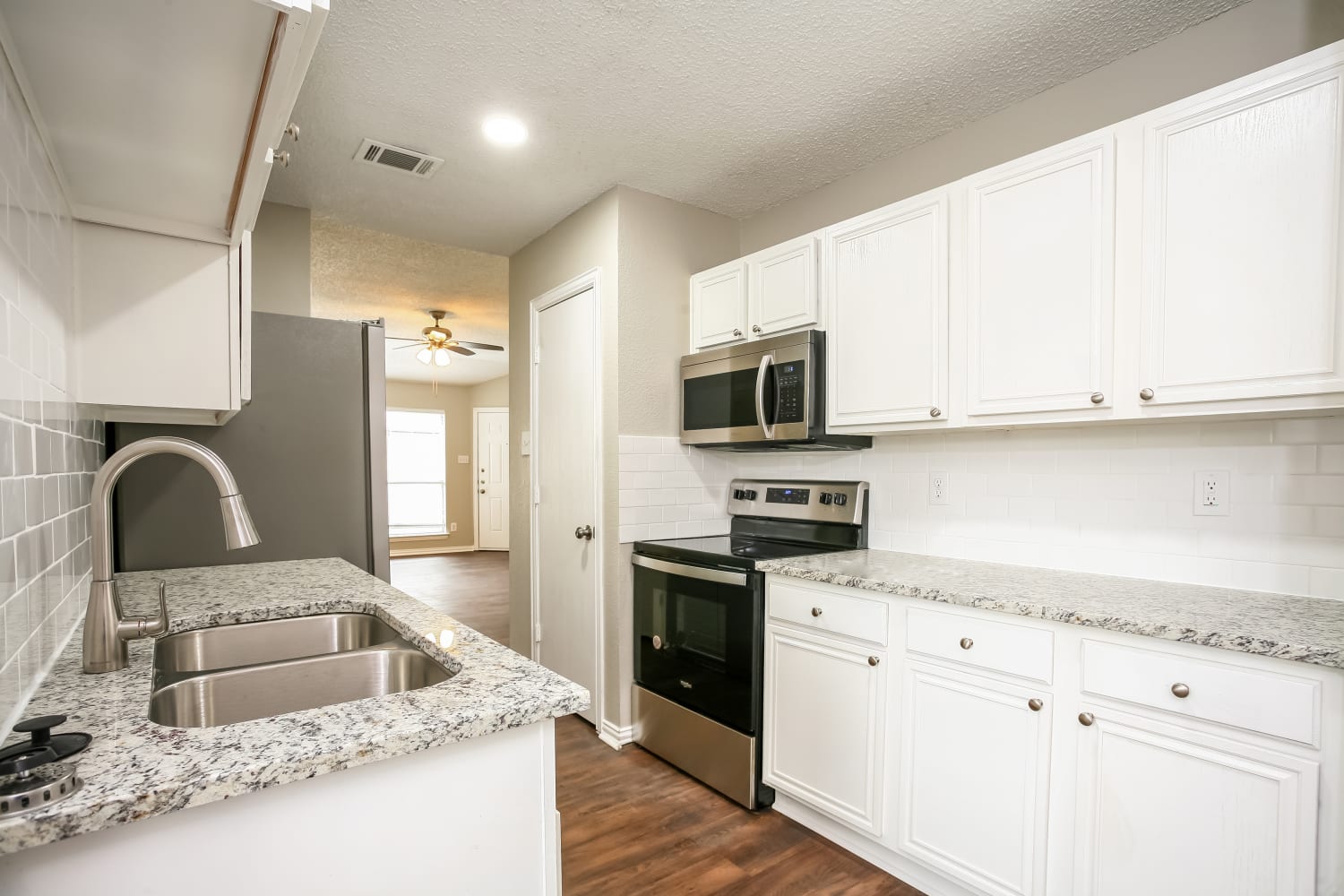 1047 Waterview Dr photo 5