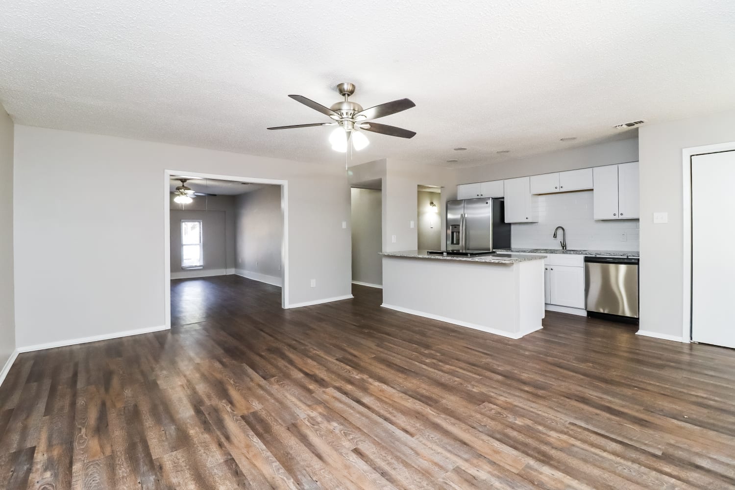 2212 W Oakdale Rd photo 5