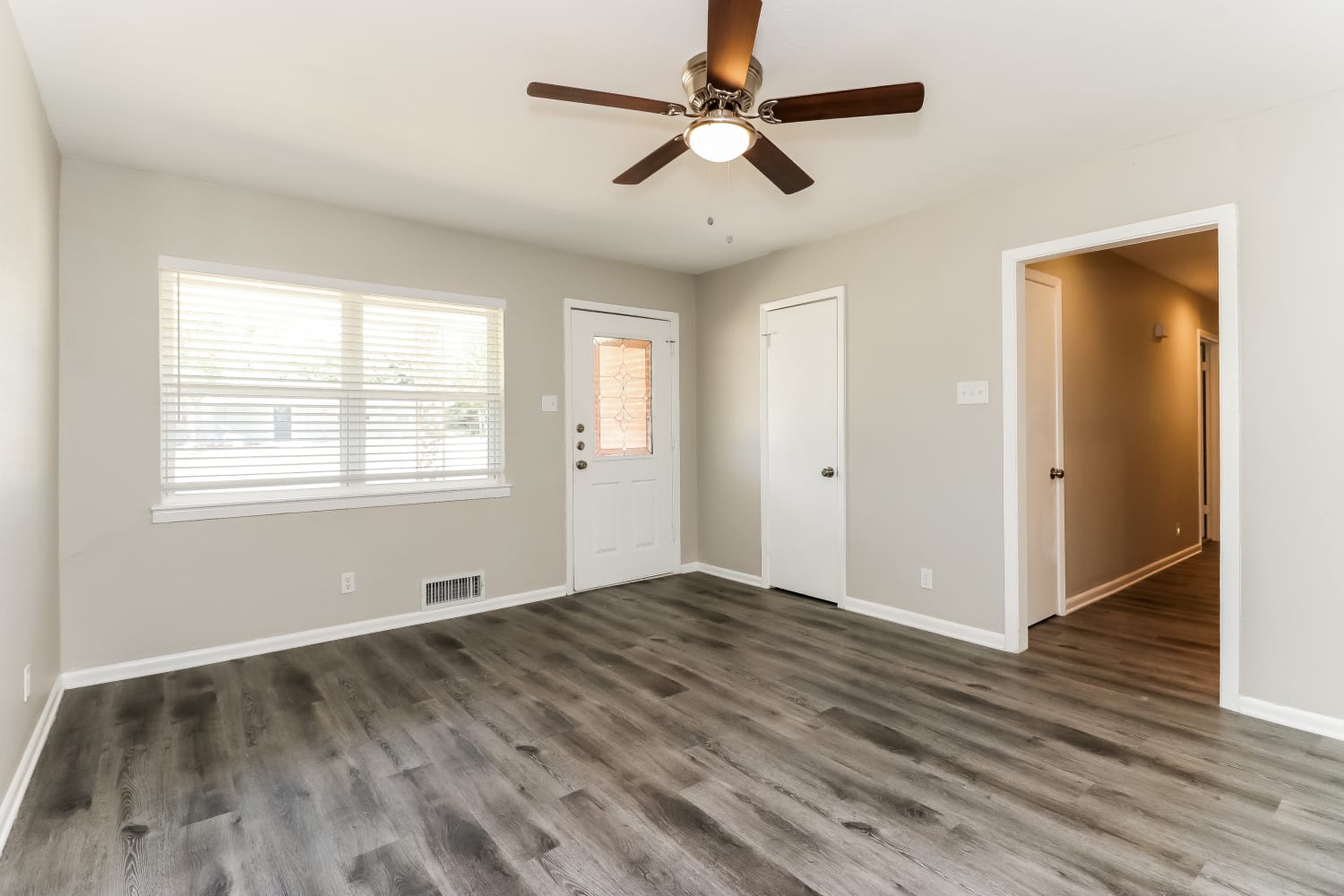 310 E Huitt Ln photo 2