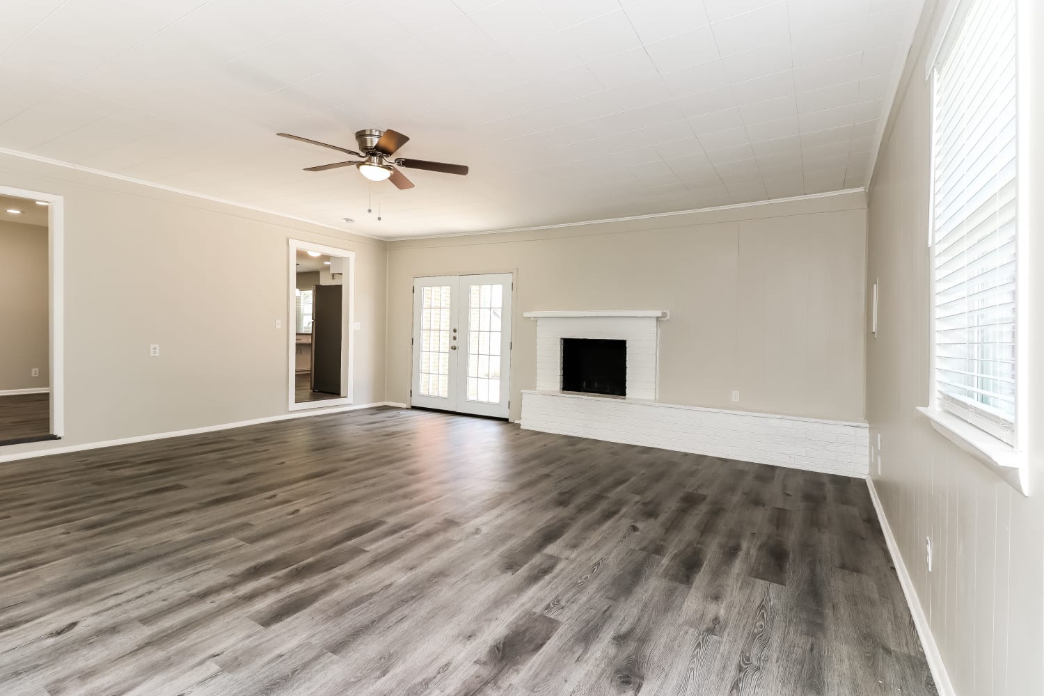 310 E Huitt Ln photo 3