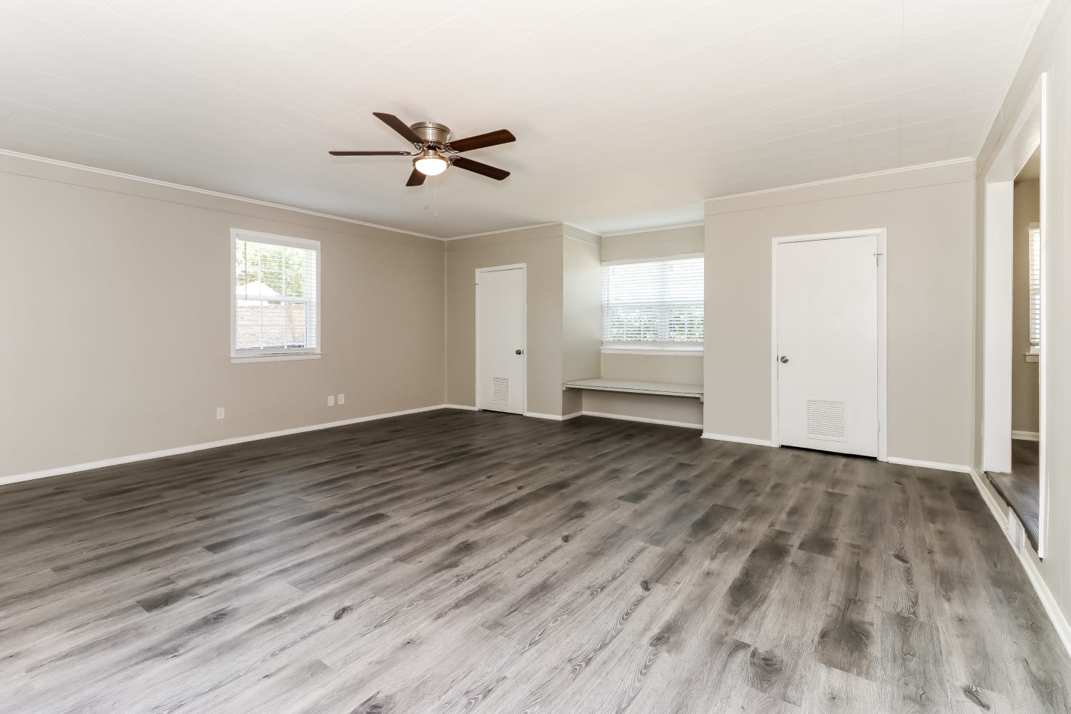 310 E Huitt Ln photo 4