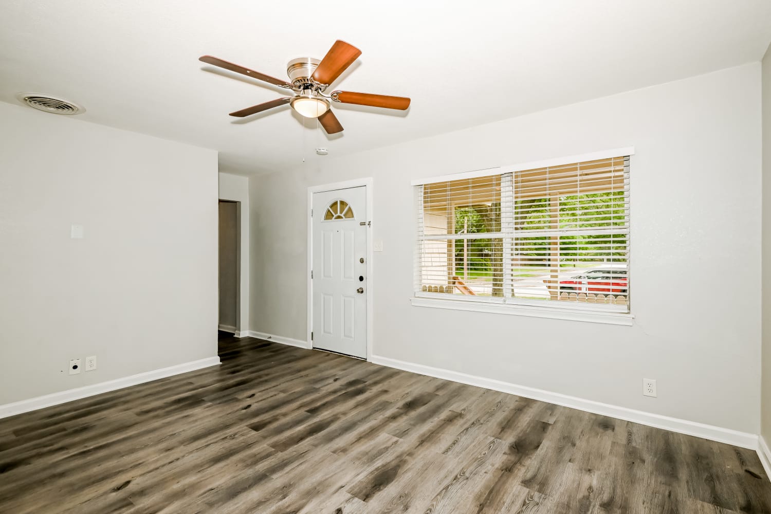 1501 Juanita photo 2