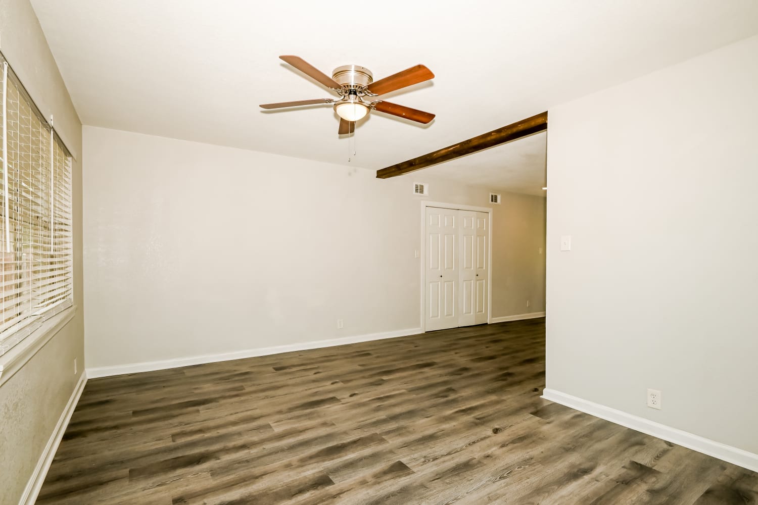 1501 Juanita photo 3