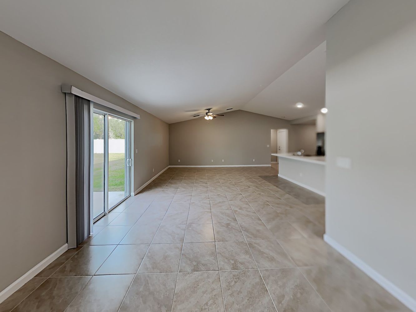 2219 SE Mariposa Ave photo 4