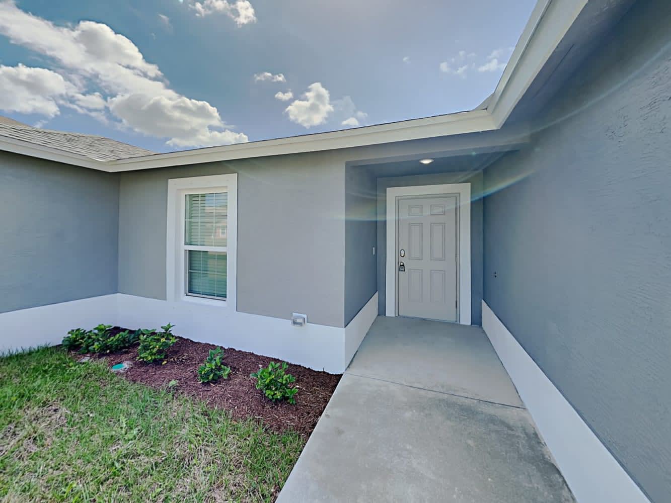 453 SW Leona Dr photo 4