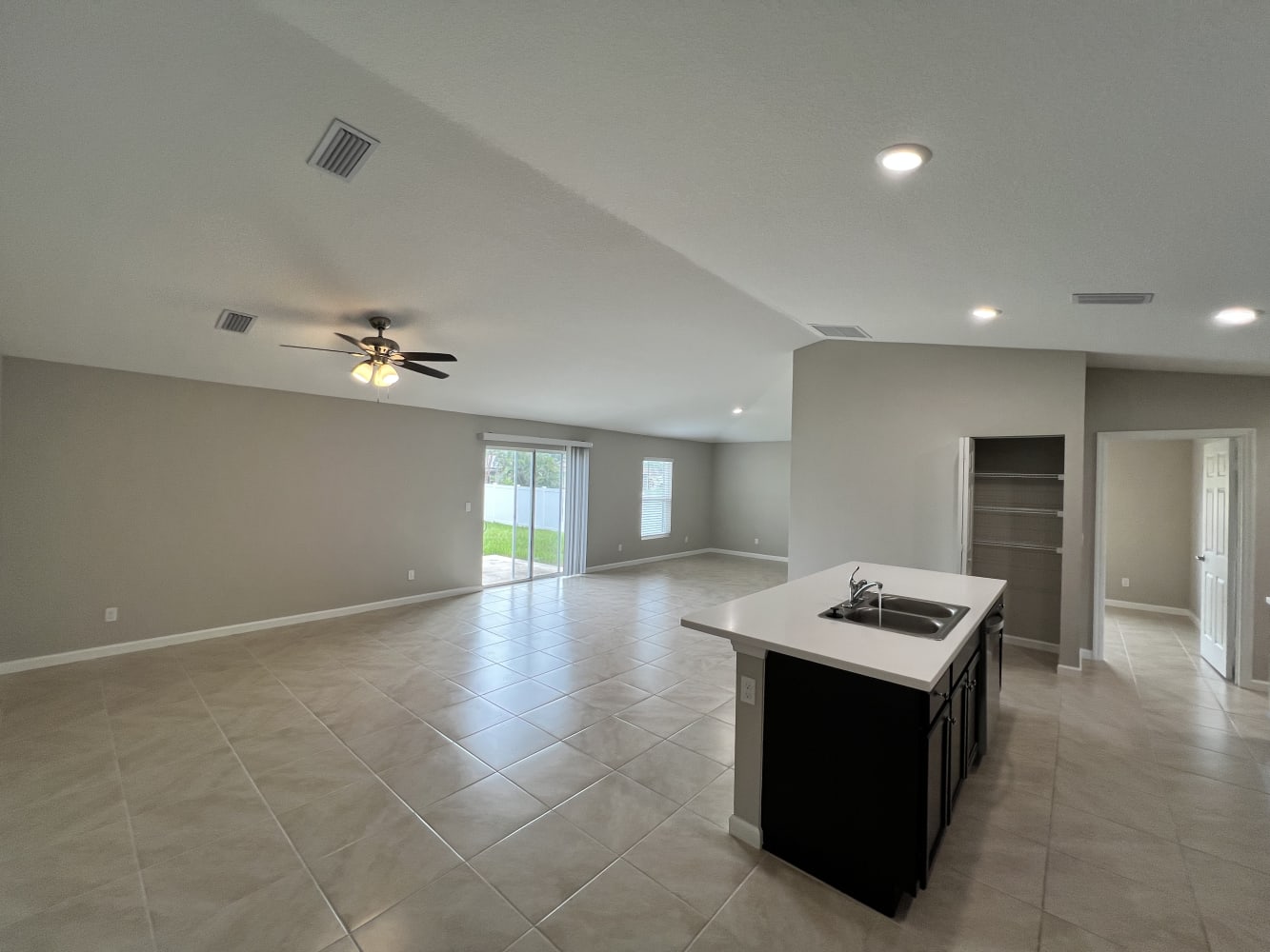 838 SW Canary Ter photo 4