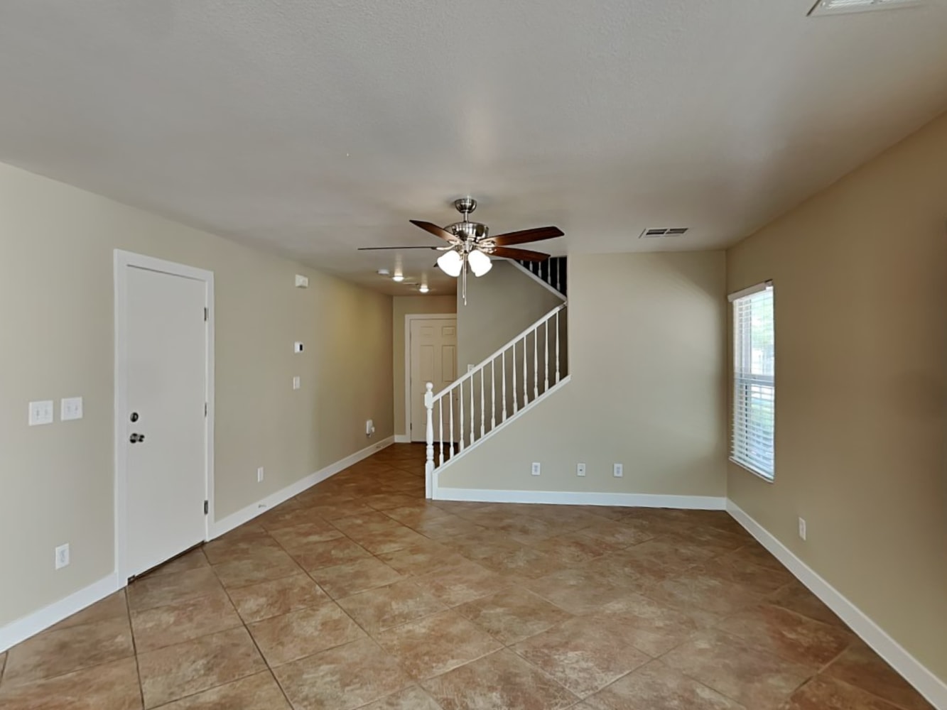 133 Gilliflower Ave photo 4
