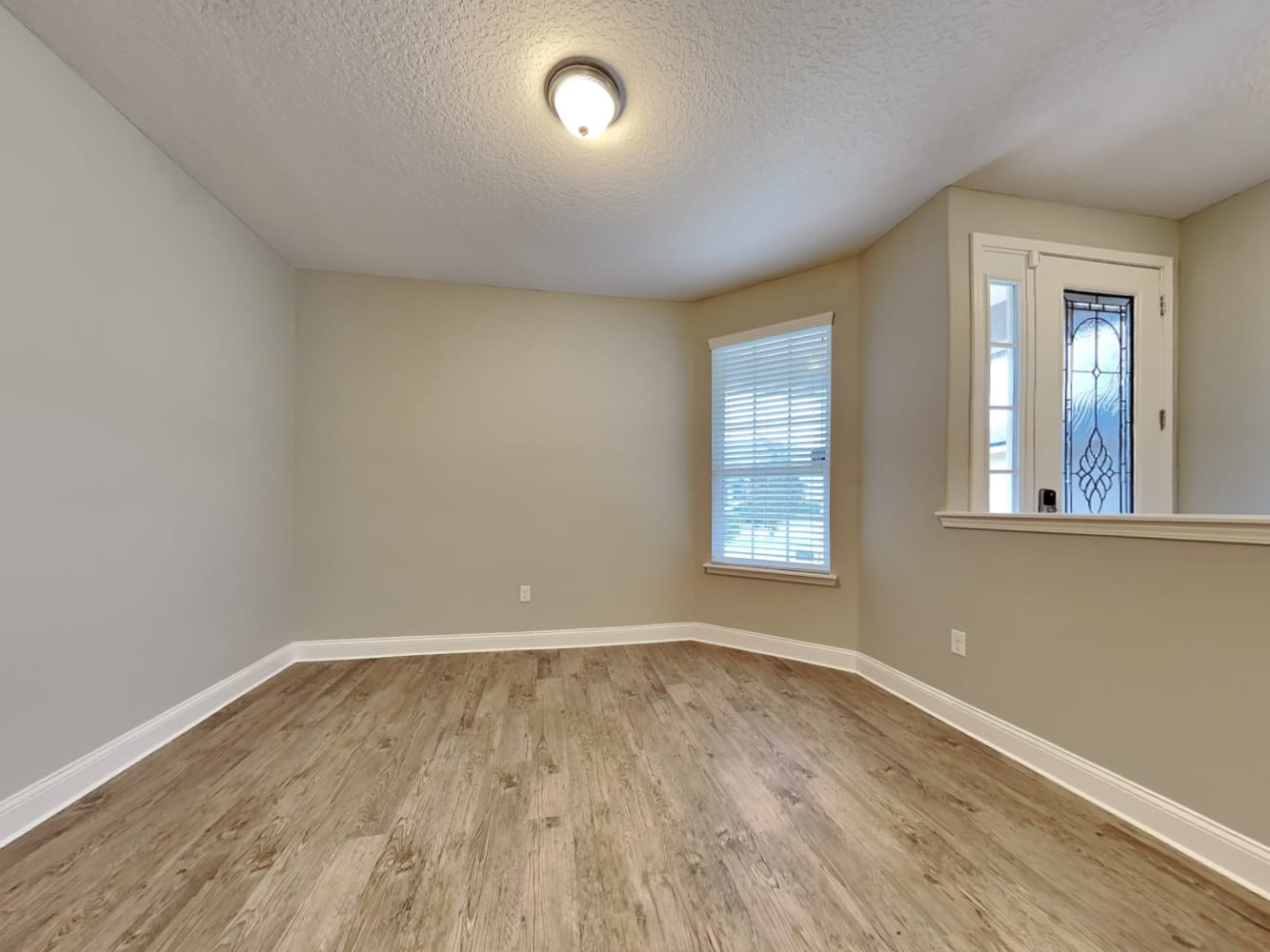 832 Glendale Ln photo 4