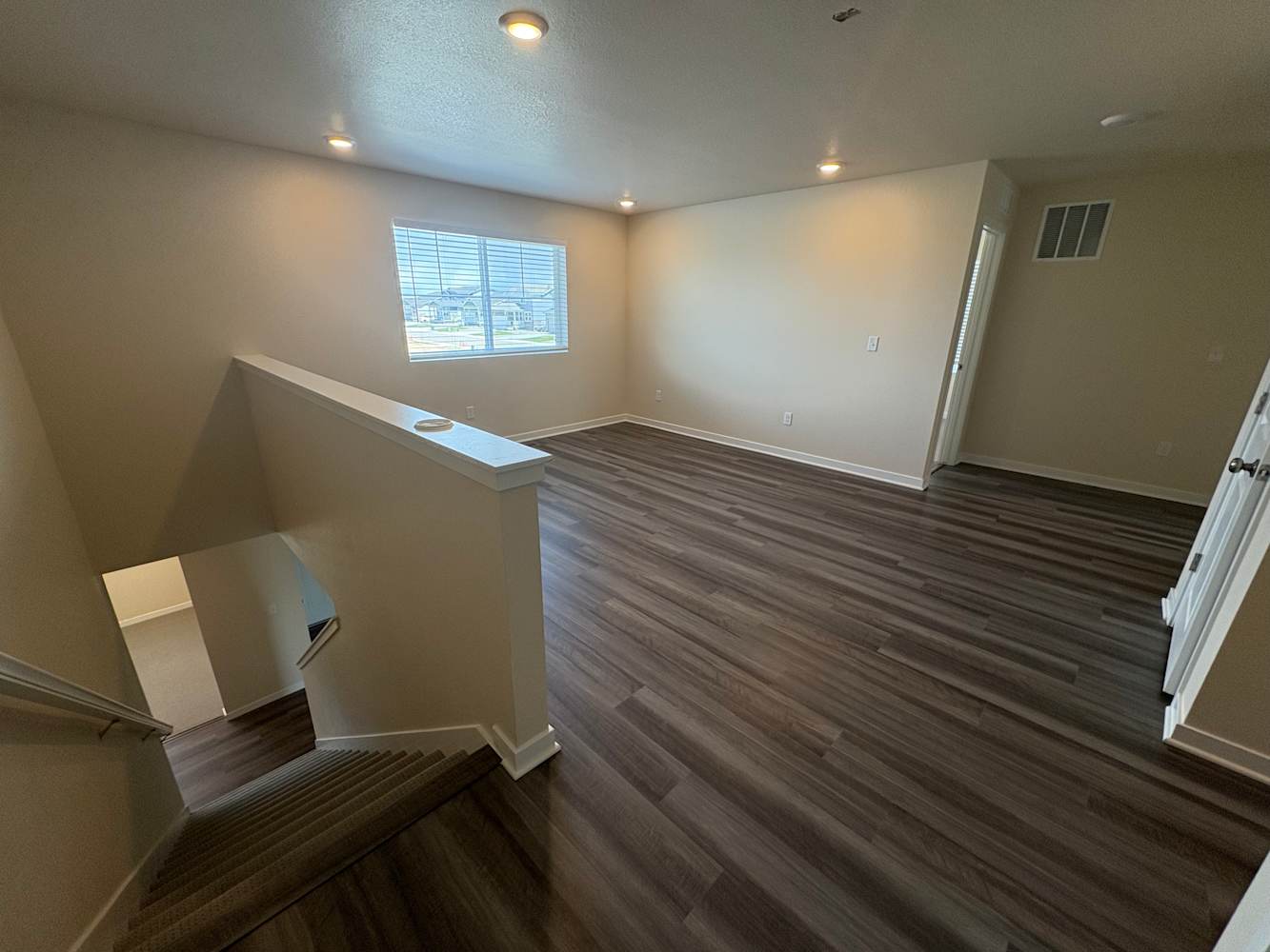 462 Elbert St photo 5