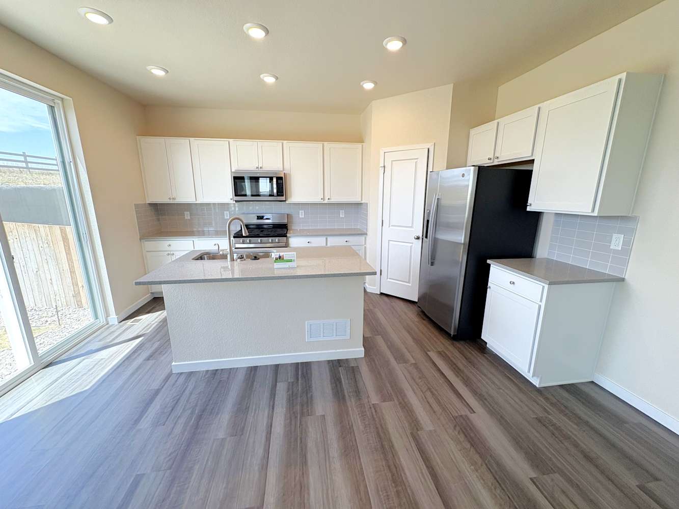 462 Elbert St photo 3