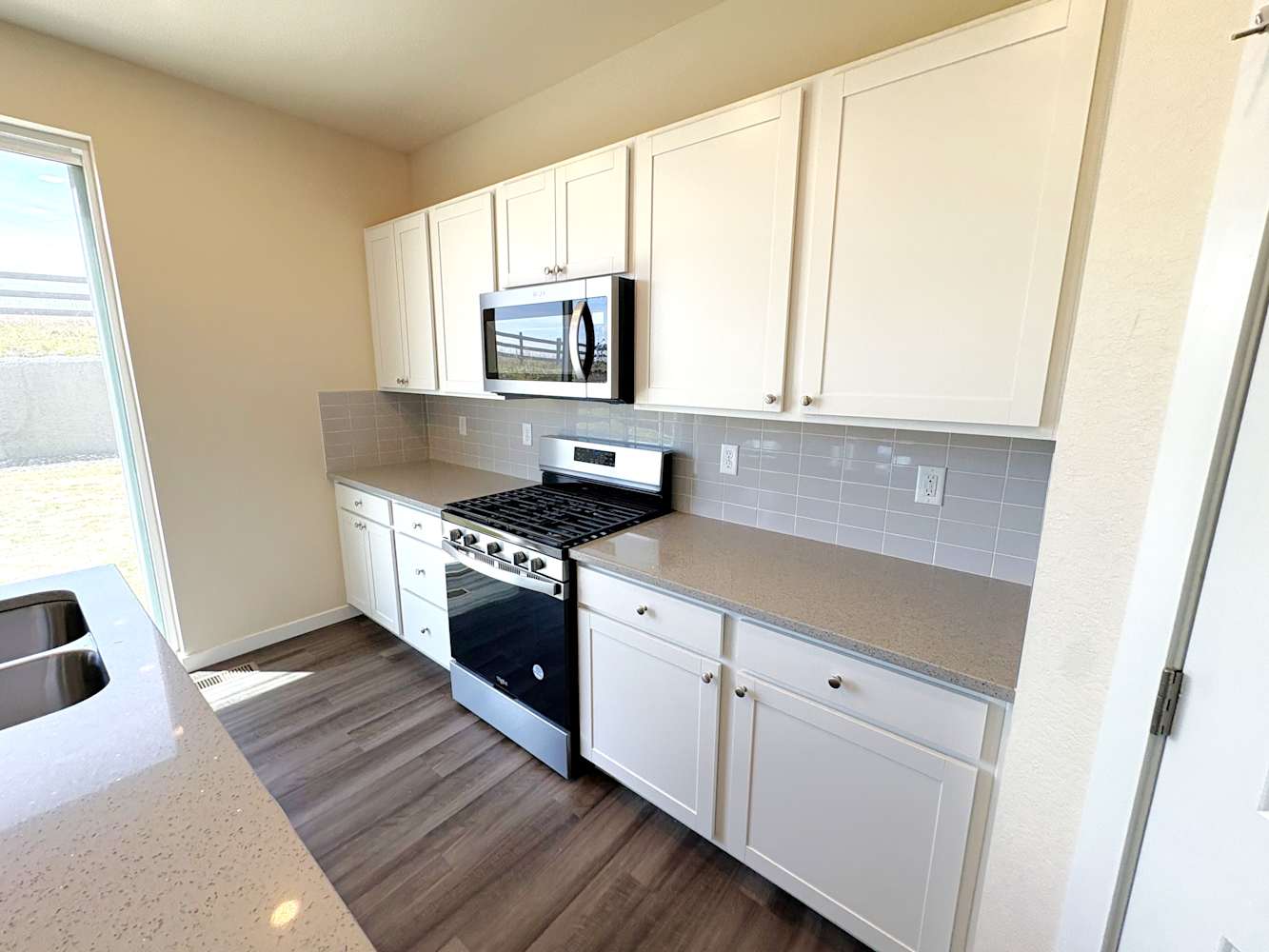 462 Elbert St photo 4