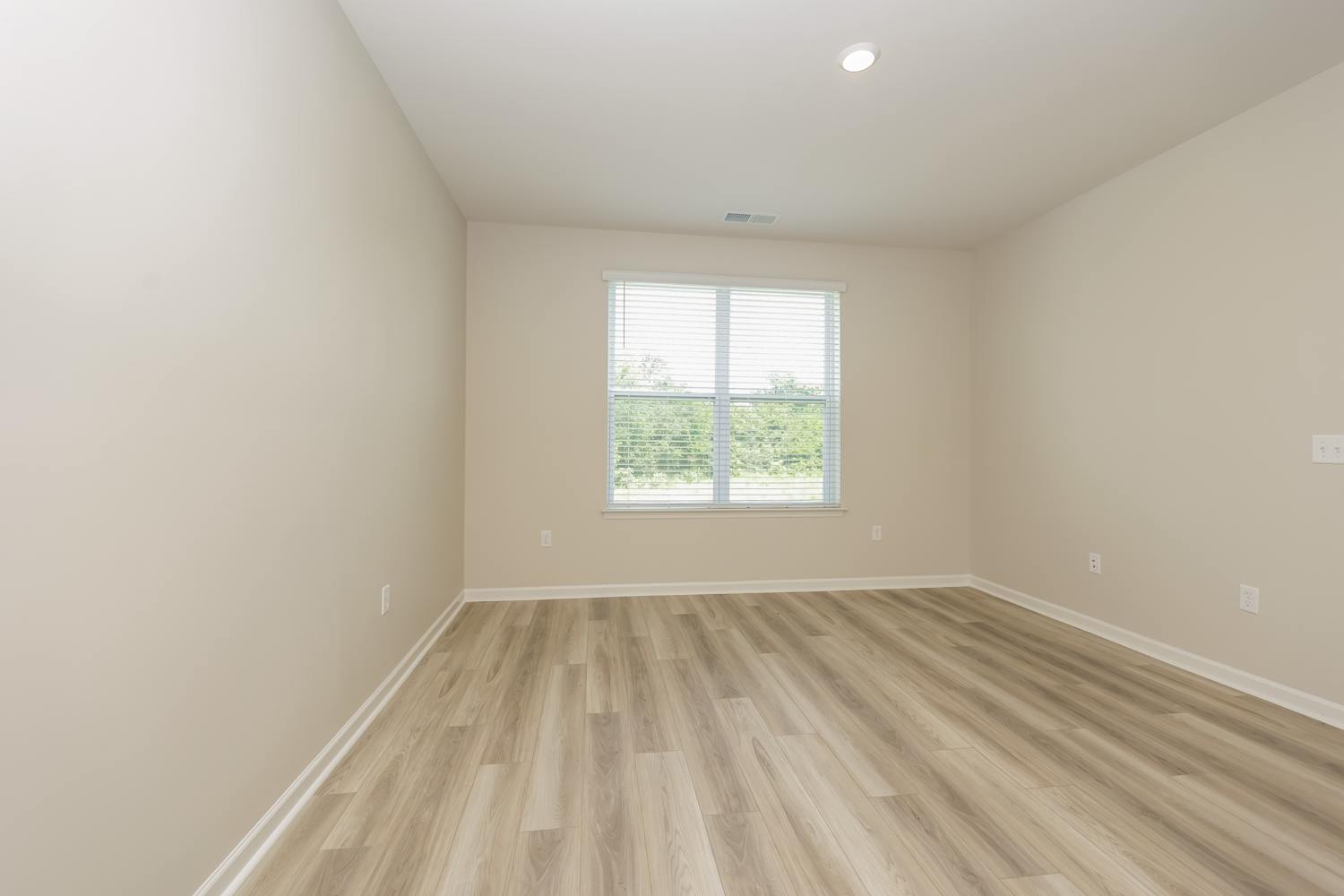 1005 Legacy Ct photo 4
