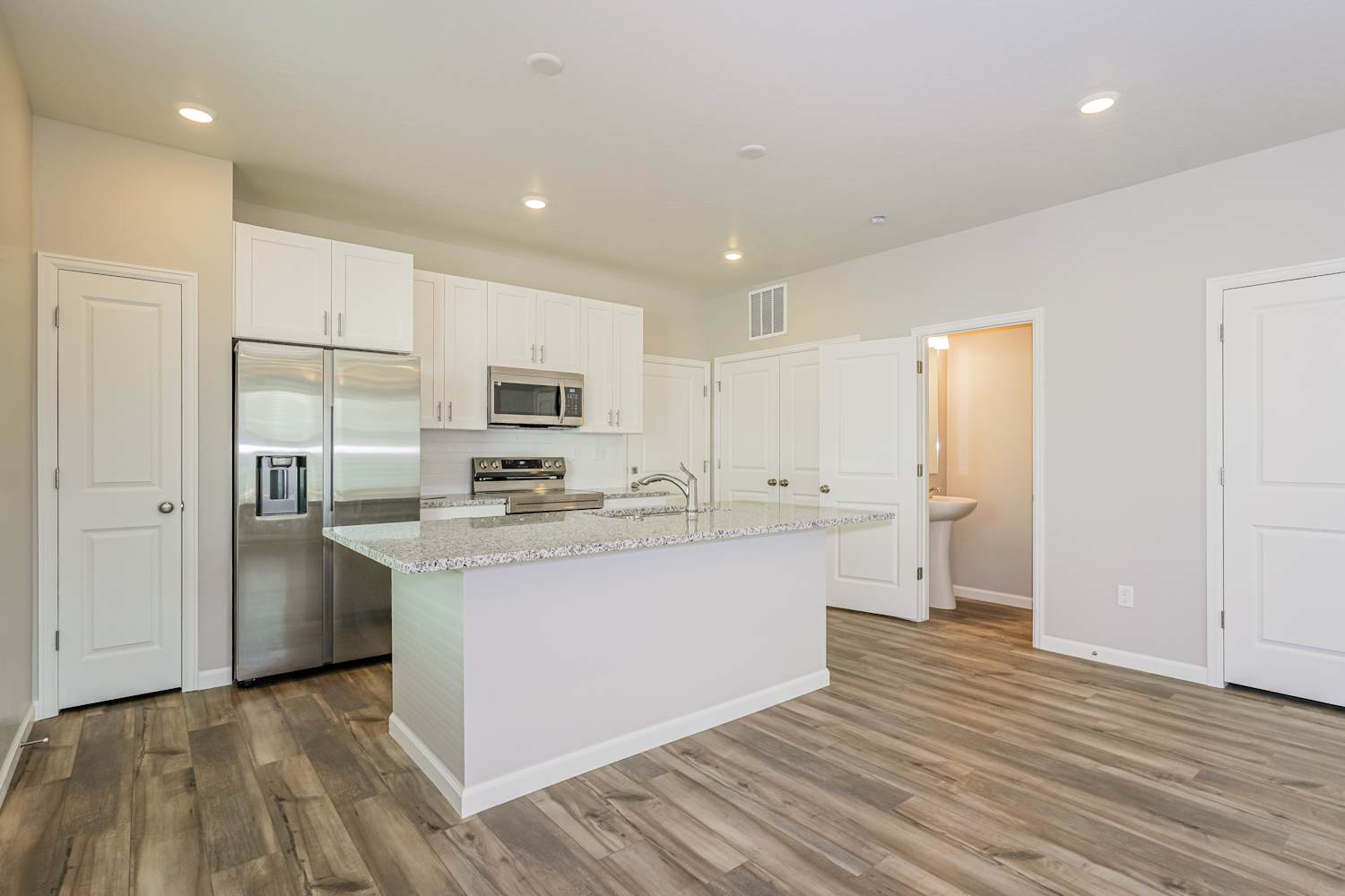 26 N Riverside Dr photo 5