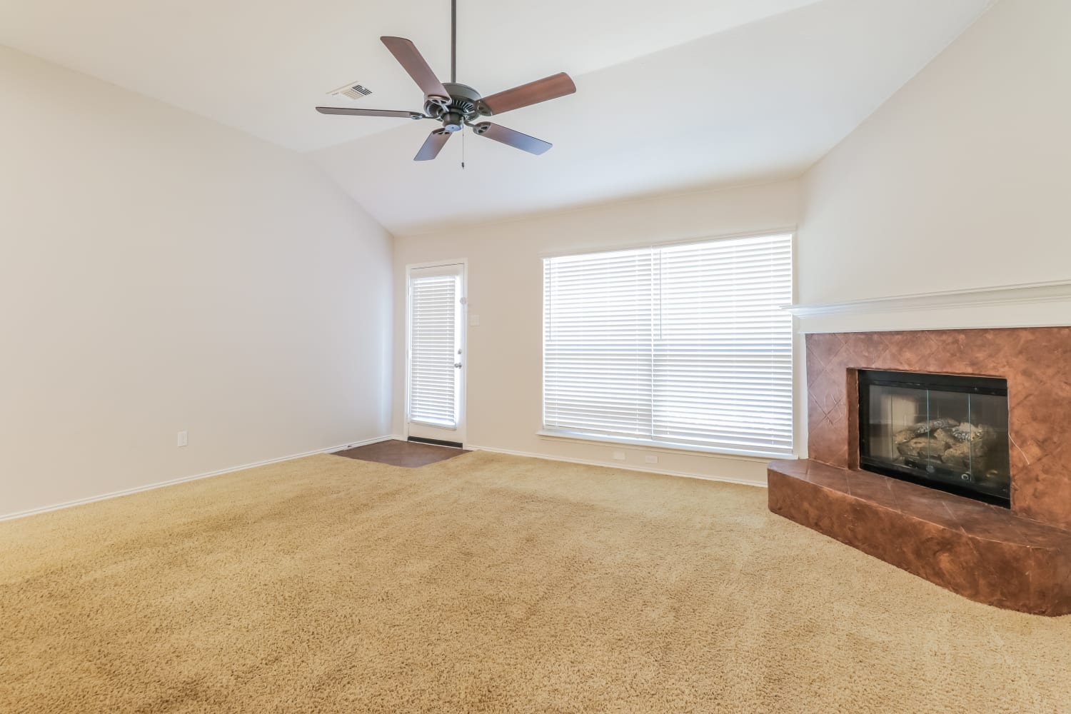 606 Ember Ln photo 2