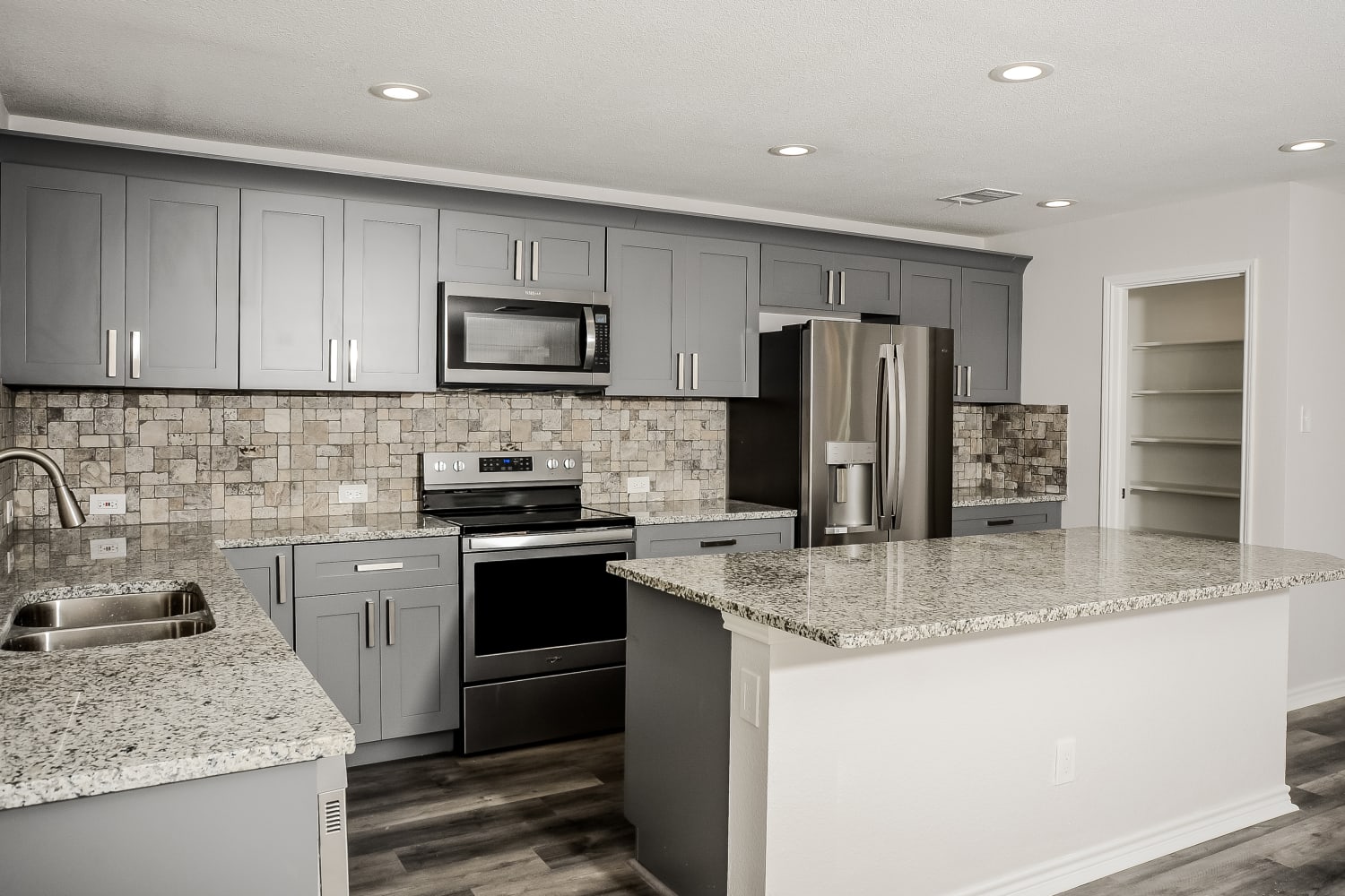 2620 Wayne Ave photo 5