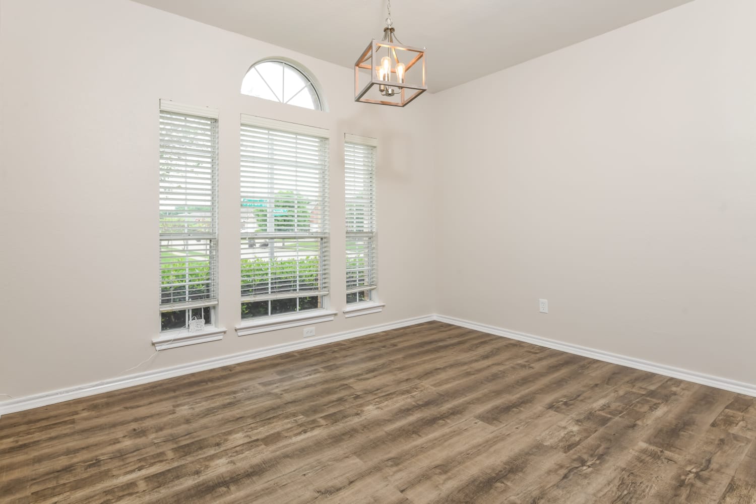 6101 Farrah Dr photo 3