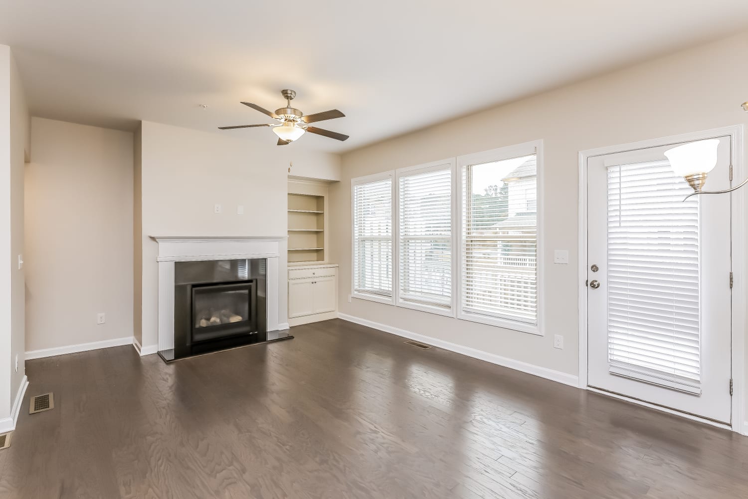 402 Montclair Ct photo 2