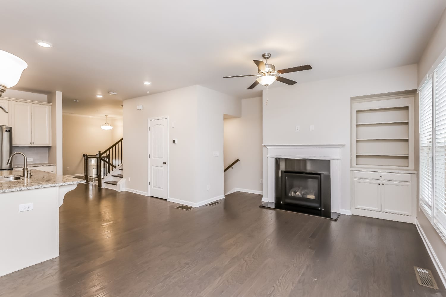 402 Montclair Ct photo 3
