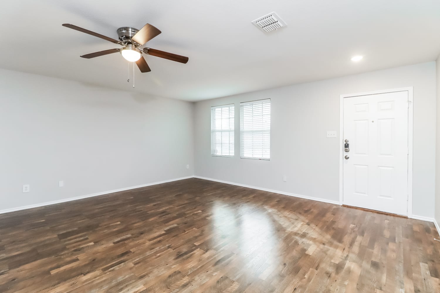 1412 Krista Dr photo 3