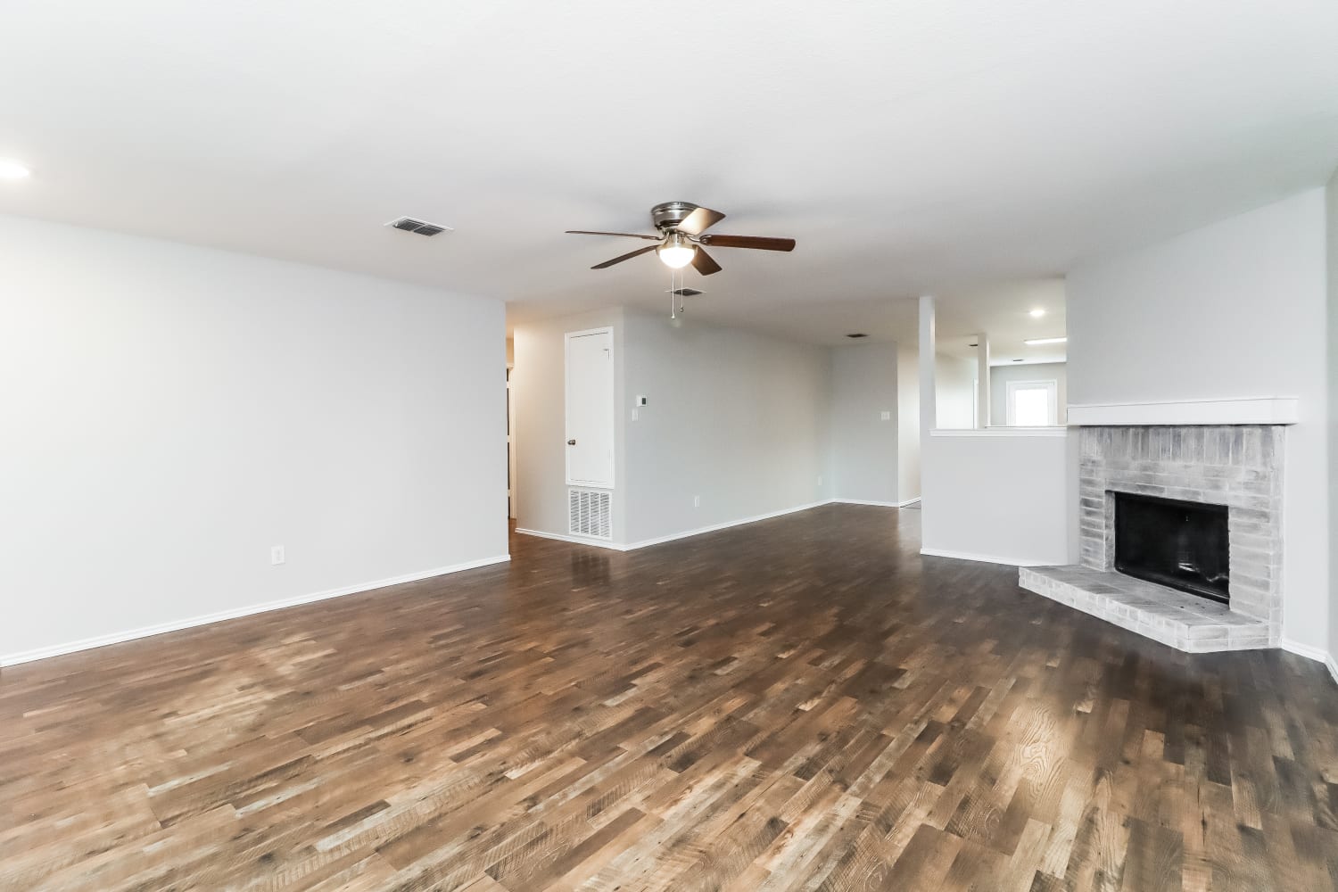 1412 Krista Dr photo 4